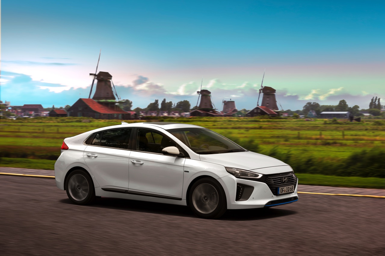 Prijzen Hyundai IONIQ bekend. De IONIQ hybride kost 21.995 euro terwijl de IONIQ EV circa 33.995 euro moet opbrengen.
