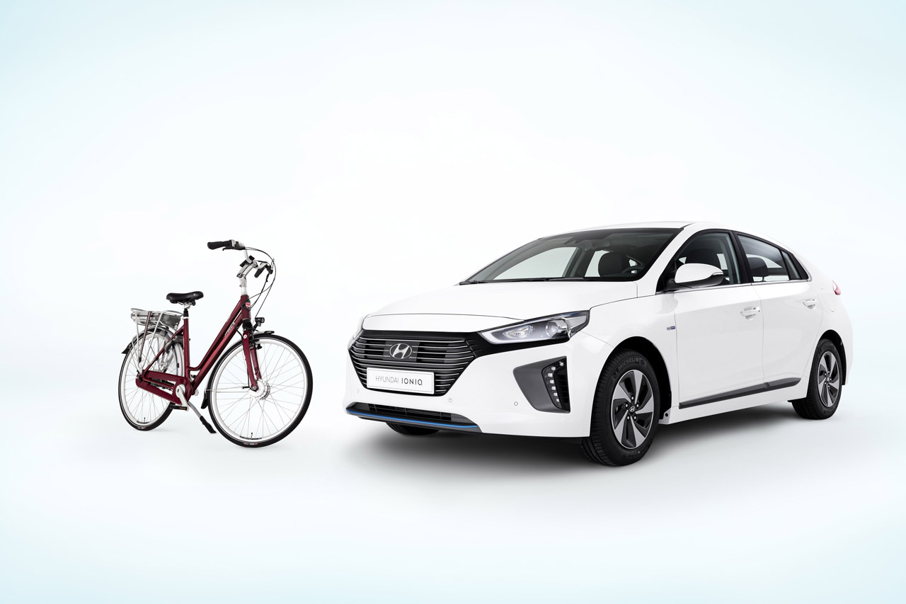 Hyundai biedt de kopers van een nieuwe Ioniq Hybrid tijdelijk een cheque van duizend euro voor een Stella e-bike.