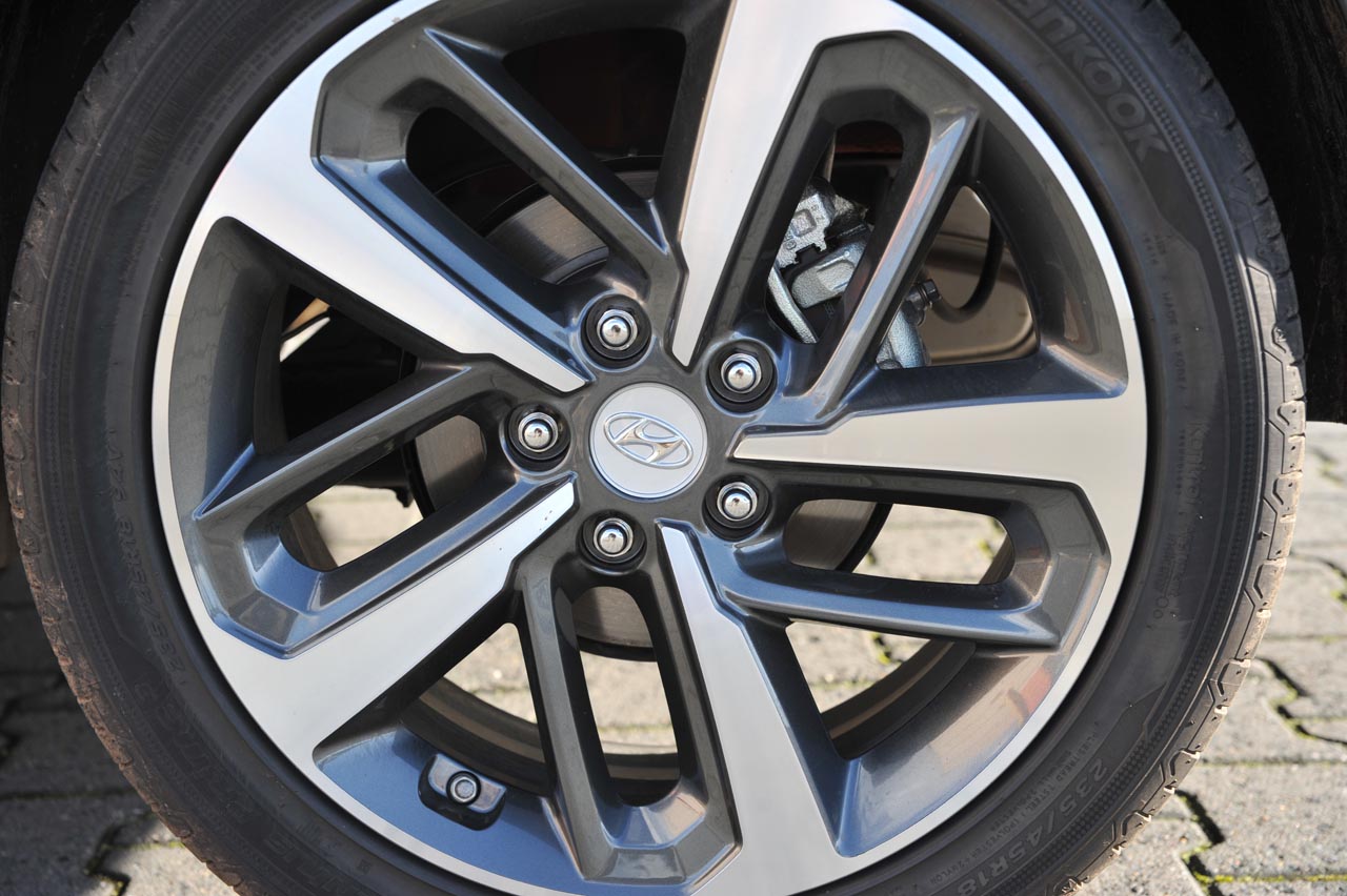 Hyundai lanceert met de Kona een spannend gelijnde, compacte SUV die meteen weet te overtuigen. AutoVandaag nam de proef op de som.