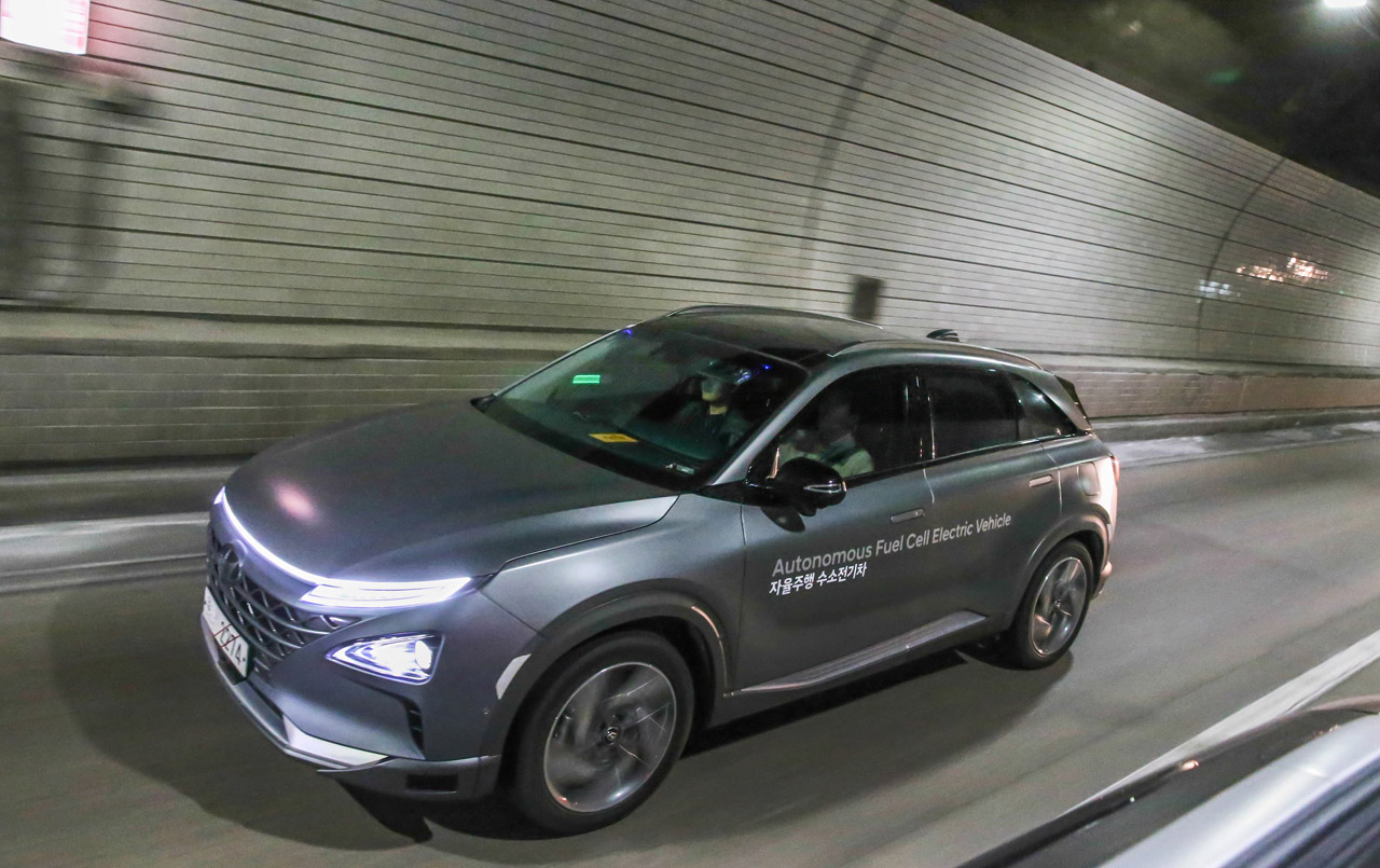 Hyundai legde met vijf auto's een afstand van 190 kilometer volledig autonoom rijdend af.