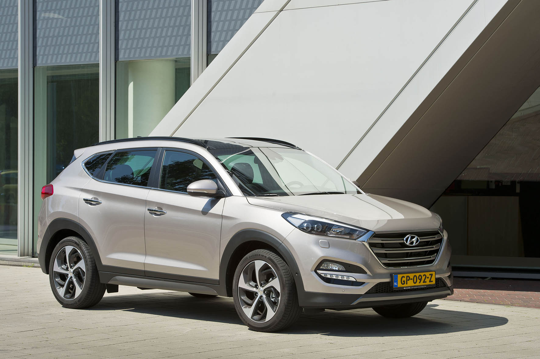 Autotest nieuwe Hyundai Tucson 1.6 GDI Comfort. We rijden met de voor Nederland interessante crossover en die zit al behoorlijk goed in zijn spullen.