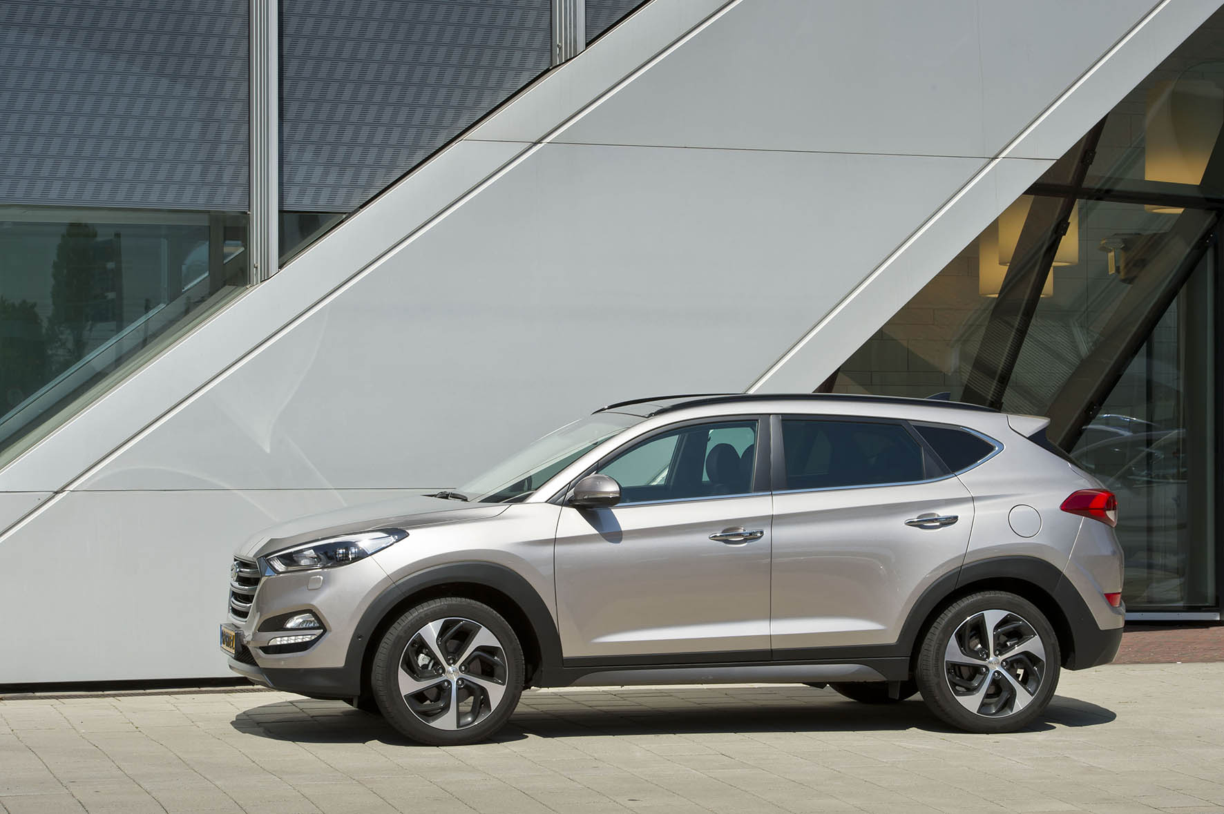 Autotest nieuwe Hyundai Tucson 1.6 GDI Comfort. We rijden met de voor Nederland interessante crossover en die zit al behoorlijk goed in zijn spullen.