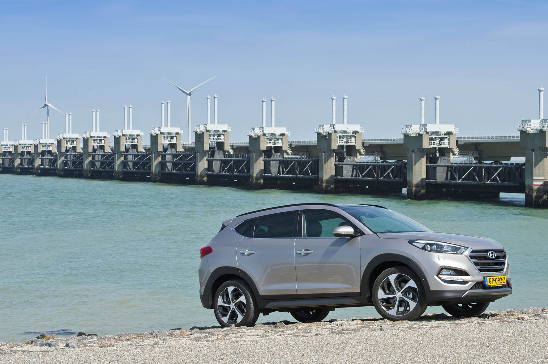 Autotest nieuwe Hyundai Tucson 1.6 GDI Comfort. We rijden met de voor Nederland interessante crossover en die zit al behoorlijk goed in zijn spullen.