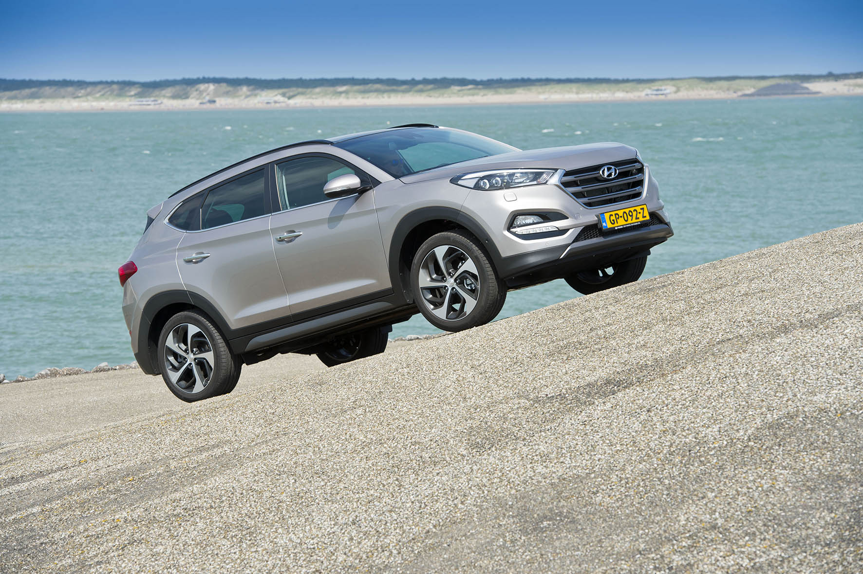 Autotest nieuwe Hyundai Tucson 1.6 GDI Comfort. We rijden met de voor Nederland interessante crossover en die zit al behoorlijk goed in zijn spullen.
