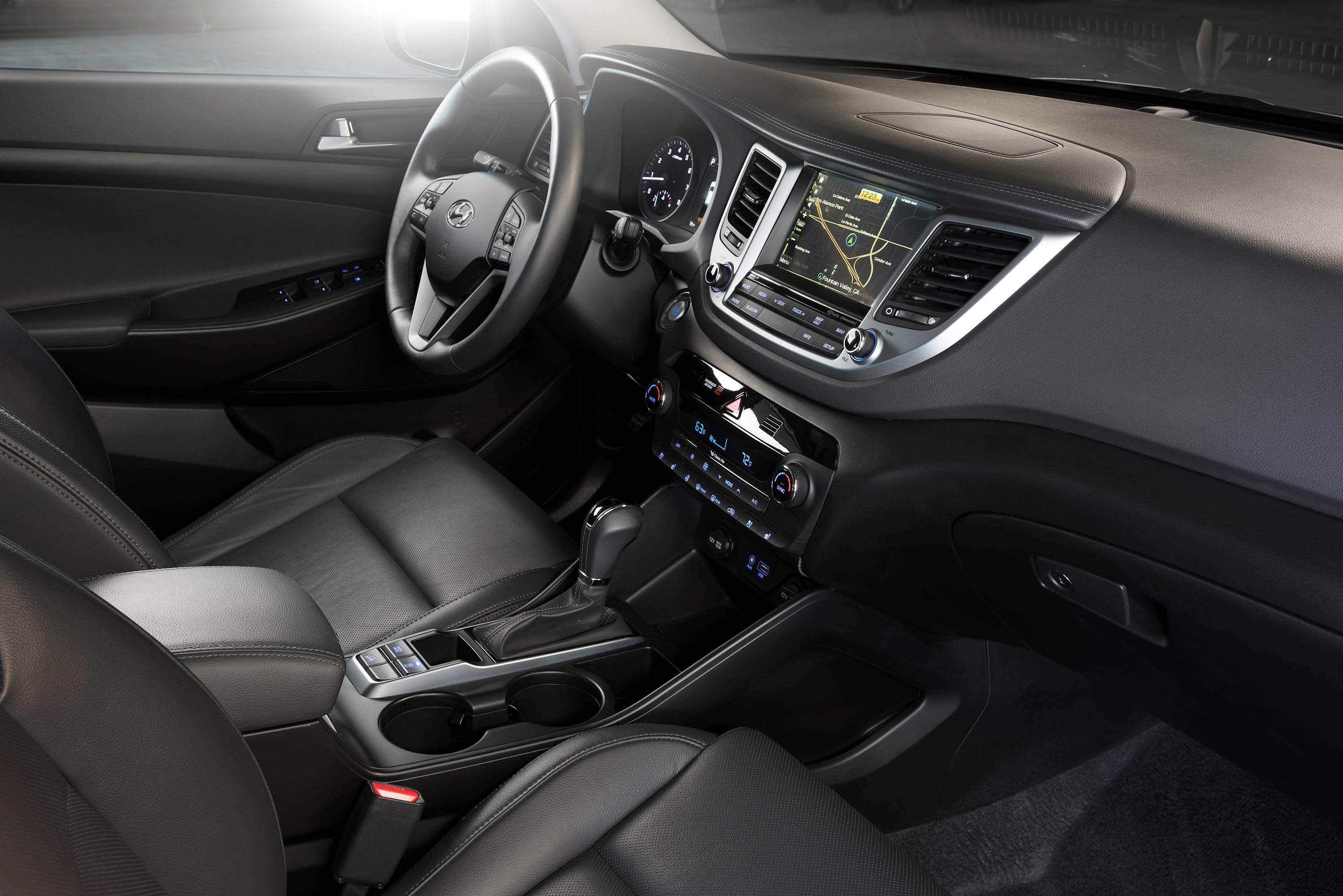 Autotest nieuwe Hyundai Tucson 1.6 GDI Comfort. We rijden met de voor Nederland interessante crossover en die zit al behoorlijk goed in zijn spullen.