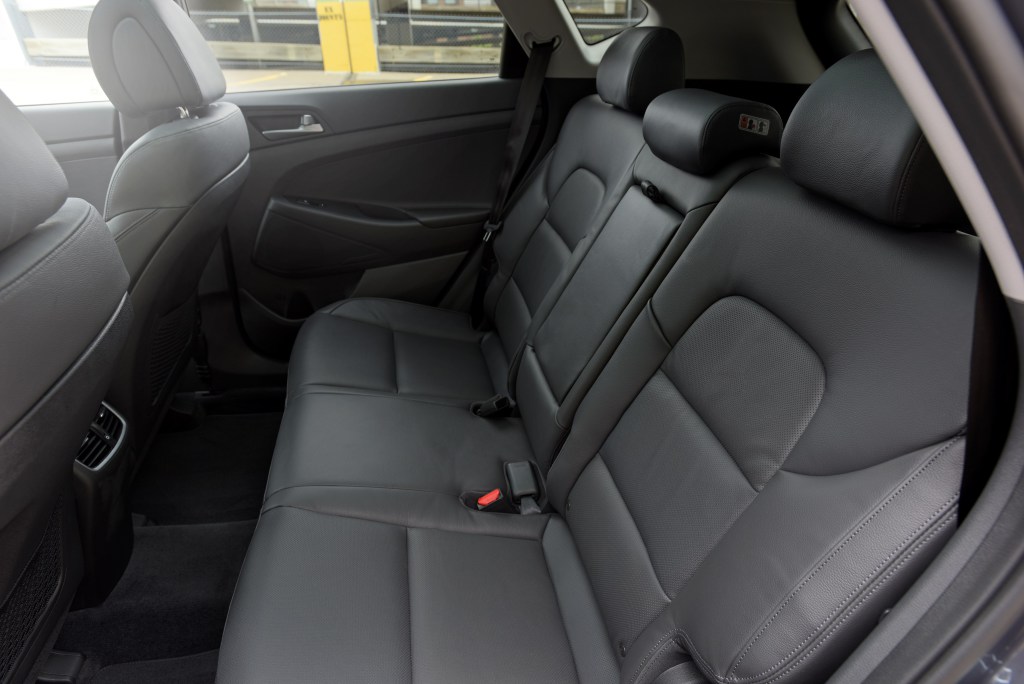Autotest nieuwe Hyundai Tucson 1.6 GDI Comfort. We rijden met de voor Nederland interessante crossover en die zit al behoorlijk goed in zijn spullen.