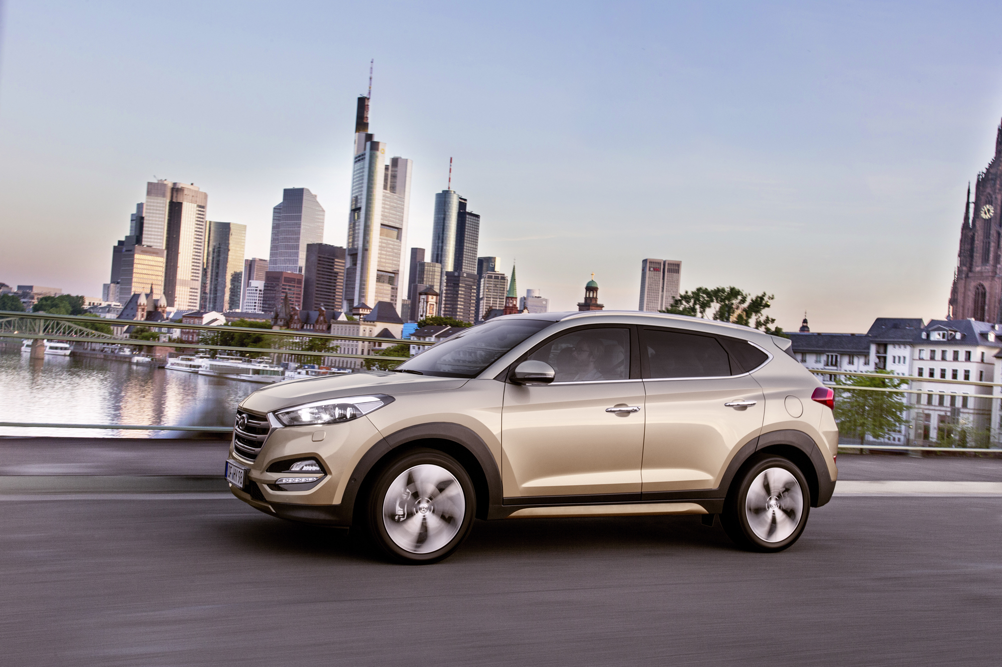 Autotest nieuwe Hyundai Tucson 2015 met 1.6 T-GDI en 2.0 CRDi. Het is de opvolger van de ix35 met meer ruimte en luxe.