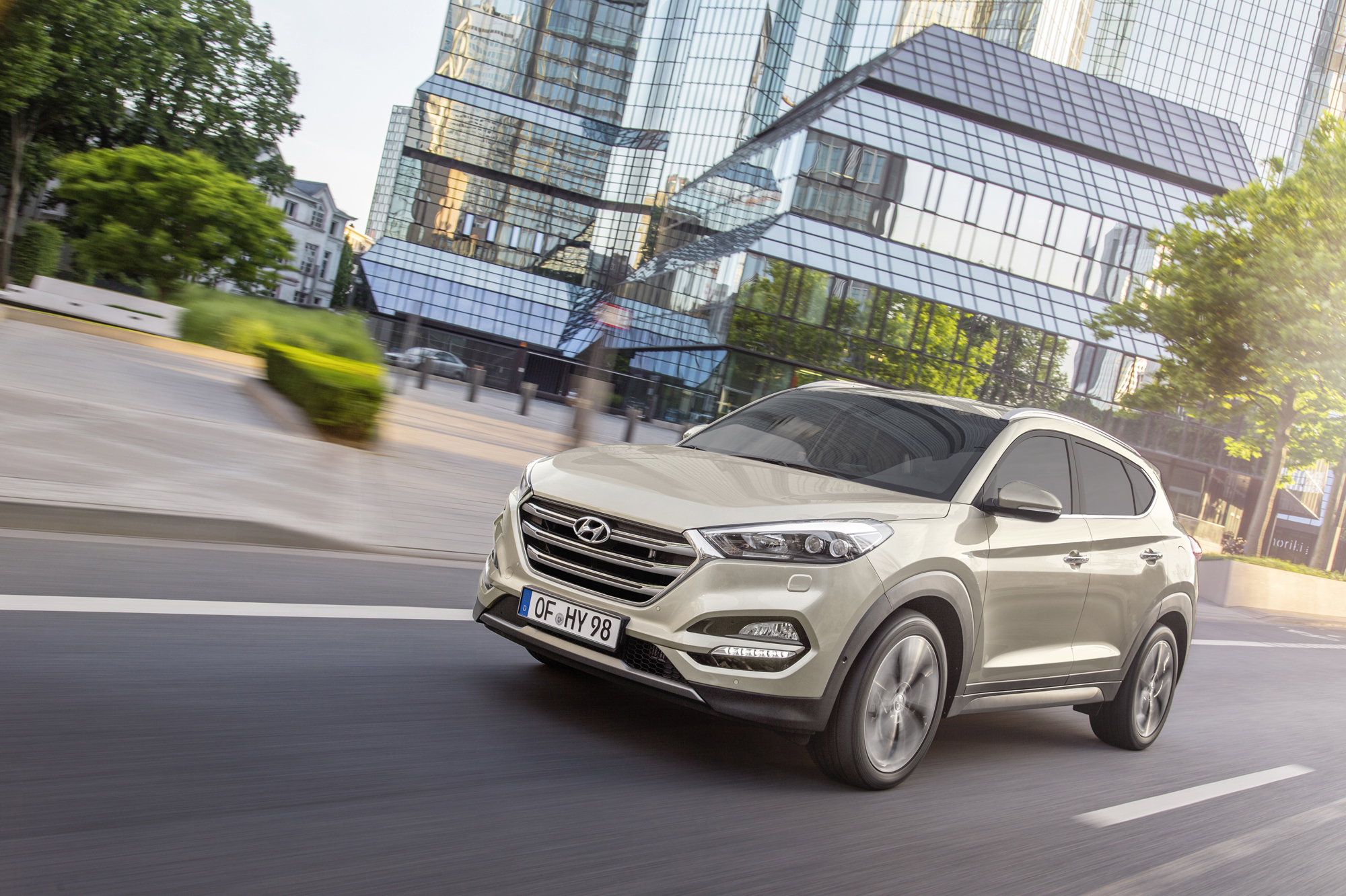 Autotest nieuwe Hyundai Tucson 2015 met 1.6 T-GDI en 2.0 CRDi. Het is de opvolger van de ix35 met meer ruimte en luxe.