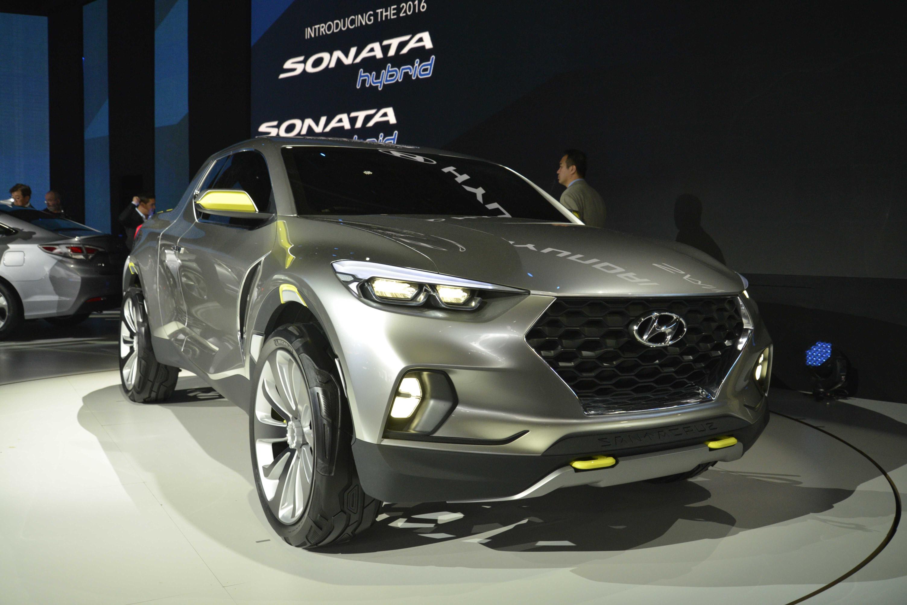 Eerste plug-in hybride van Hyundai is gebaseerd op de Sonata. Naast deze auto staat de Santa Cruz pick-up in Detroit.