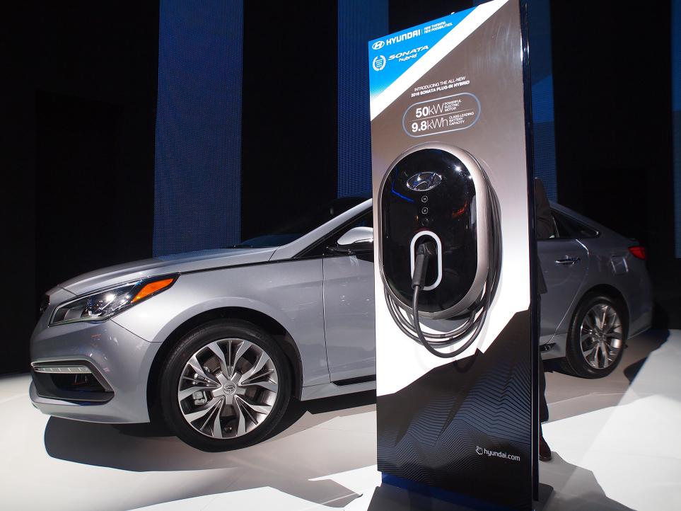 Eerste plug-in hybride van Hyundai is gebaseerd op de Sonata. Naast deze auto staat de Santa Cruz pick-up in Detroit.