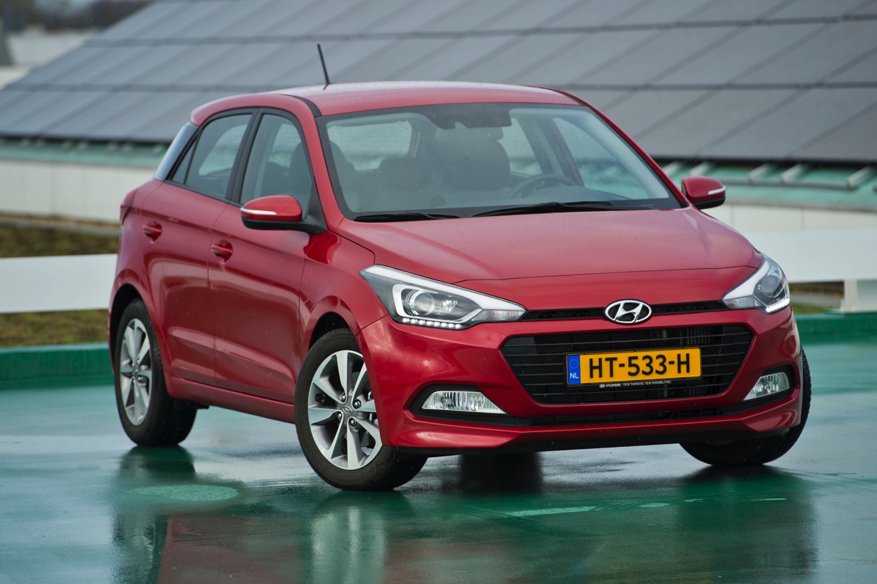 Autotest Hyundai i20 1.0 T-GDI. In deze test voelen we de nieuwe 1.0 liter turbomotor in de populaire Hyundai i20 vijfdeurs aan de tand. De driecilinder met 100 pk weet te bekoren.