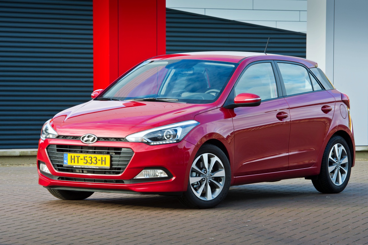 Autotest Hyundai i20 1.0 T-GDI. In deze test voelen we de nieuwe 1.0 liter turbomotor in de populaire Hyundai i20 vijfdeurs aan de tand. De driecilinder met 100 pk weet te bekoren.