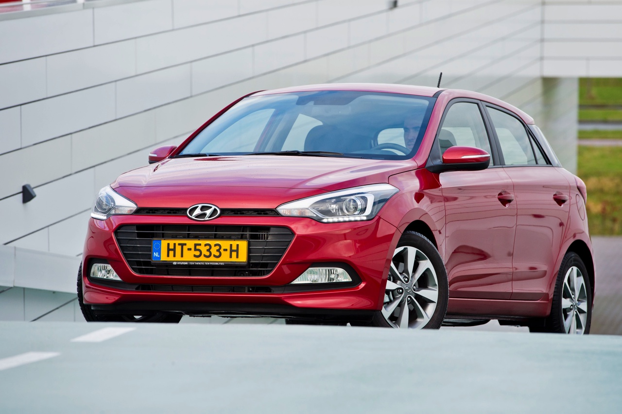 Autotest Hyundai i20 1.0 T-GDI. In deze test voelen we de nieuwe 1.0 liter turbomotor in de populaire Hyundai i20 vijfdeurs aan de tand. De driecilinder met 100 pk weet te bekoren.