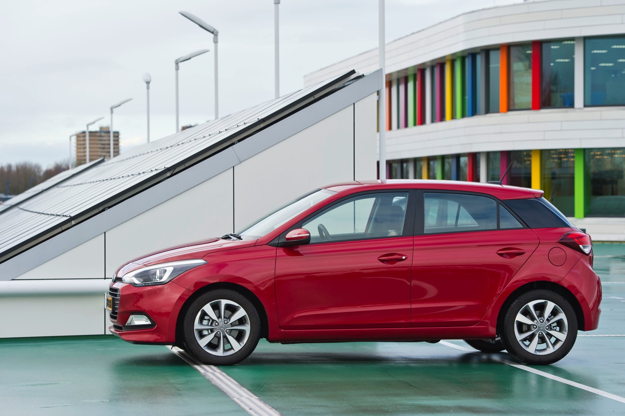 Autotest Hyundai i20 1.0 T-GDI. In deze test voelen we de nieuwe 1.0 liter turbomotor in de populaire Hyundai i20 vijfdeurs aan de tand. De driecilinder met 100 pk weet te bekoren.