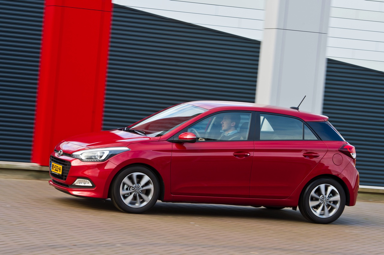 Autotest Hyundai i20 1.0 T-GDI. In deze test voelen we de nieuwe 1.0 liter turbomotor in de populaire Hyundai i20 vijfdeurs aan de tand. De driecilinder met 100 pk weet te bekoren.