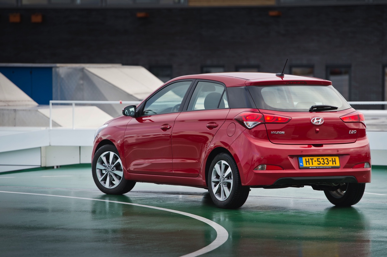 Autotest Hyundai i20 1.0 T-GDI. In deze test voelen we de nieuwe 1.0 liter turbomotor in de populaire Hyundai i20 vijfdeurs aan de tand. De driecilinder met 100 pk weet te bekoren.