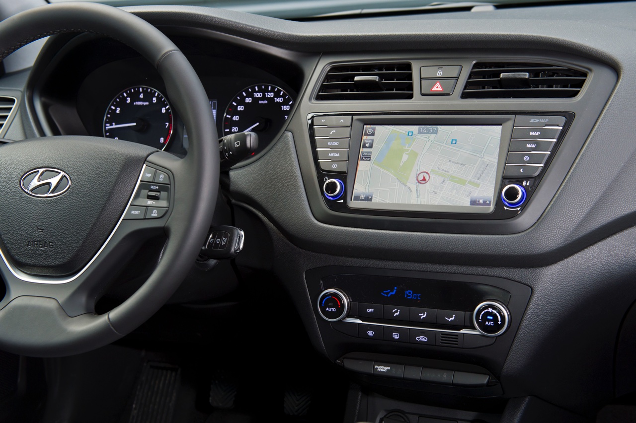 Autotest Hyundai i20 1.0 T-GDI. In deze test voelen we de nieuwe 1.0 liter turbomotor in de populaire Hyundai i20 vijfdeurs aan de tand. De driecilinder met 100 pk weet te bekoren.