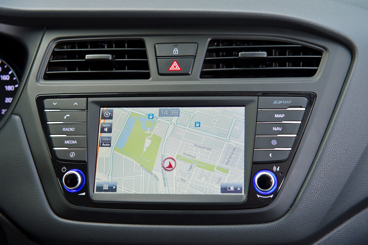 Autotest Hyundai i20 1.0 T-GDI. In deze test voelen we de nieuwe 1.0 liter turbomotor in de populaire Hyundai i20 vijfdeurs aan de tand. De driecilinder met 100 pk weet te bekoren.