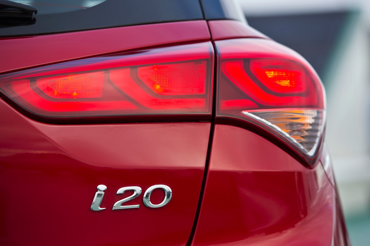 Autotest Hyundai i20 1.0 T-GDI. In deze test voelen we de nieuwe 1.0 liter turbomotor in de populaire Hyundai i20 vijfdeurs aan de tand. De driecilinder met 100 pk weet te bekoren.