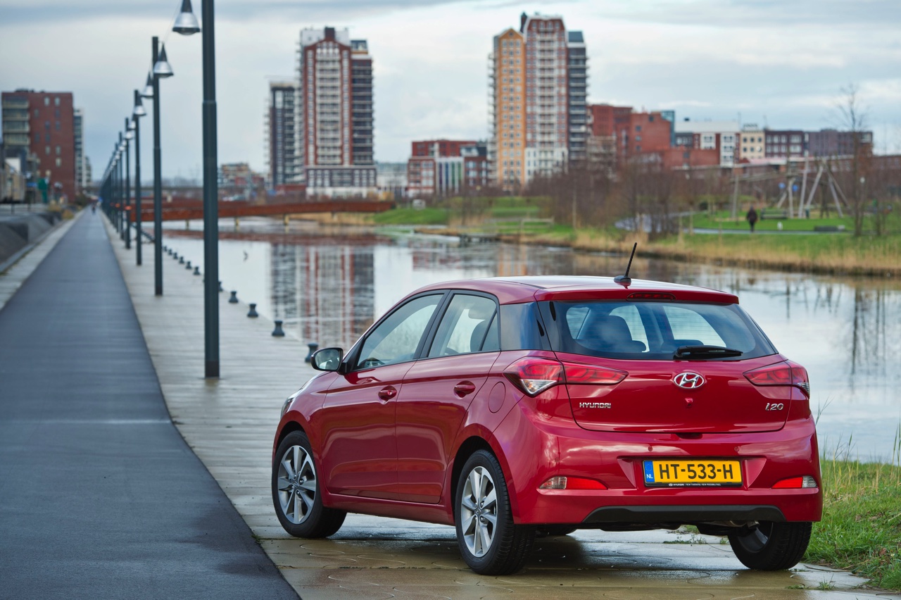 Autotest Hyundai i20 1.0 T-GDI. In deze test voelen we de nieuwe 1.0 liter turbomotor in de populaire Hyundai i20 vijfdeurs aan de tand. De driecilinder met 100 pk weet te bekoren.