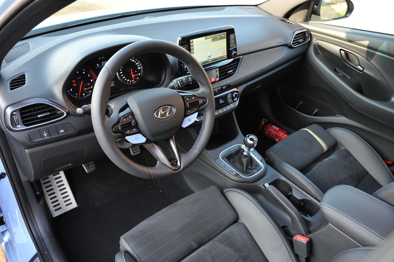 Hyundai betreedt het hot hatch segment met de nieuwe i30 N, een auto die meteen met de zware concurrentie mee kan komen.