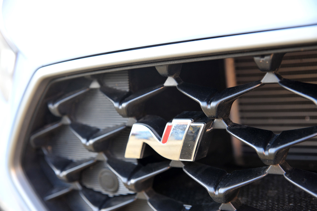 Hyundai betreedt het hot hatch segment met de nieuwe i30 N, een auto die meteen met de zware concurrentie mee kan komen.