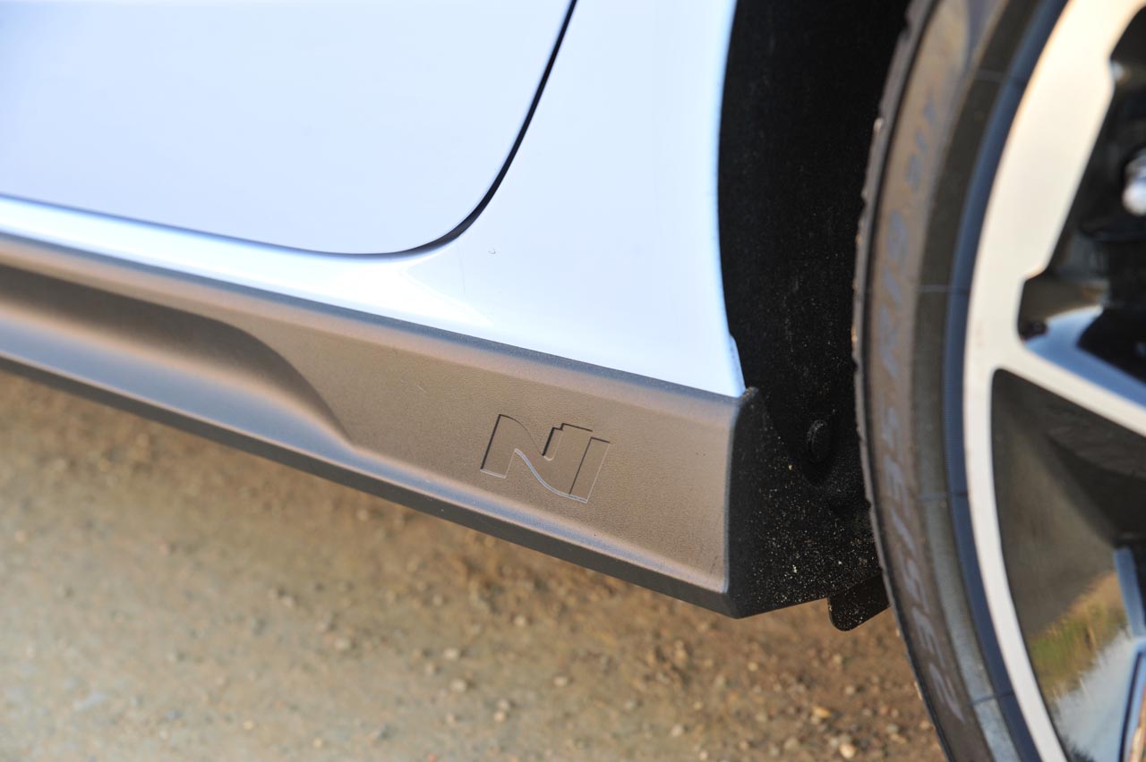 Hyundai betreedt het hot hatch segment met de nieuwe i30 N, een auto die meteen met de zware concurrentie mee kan komen.