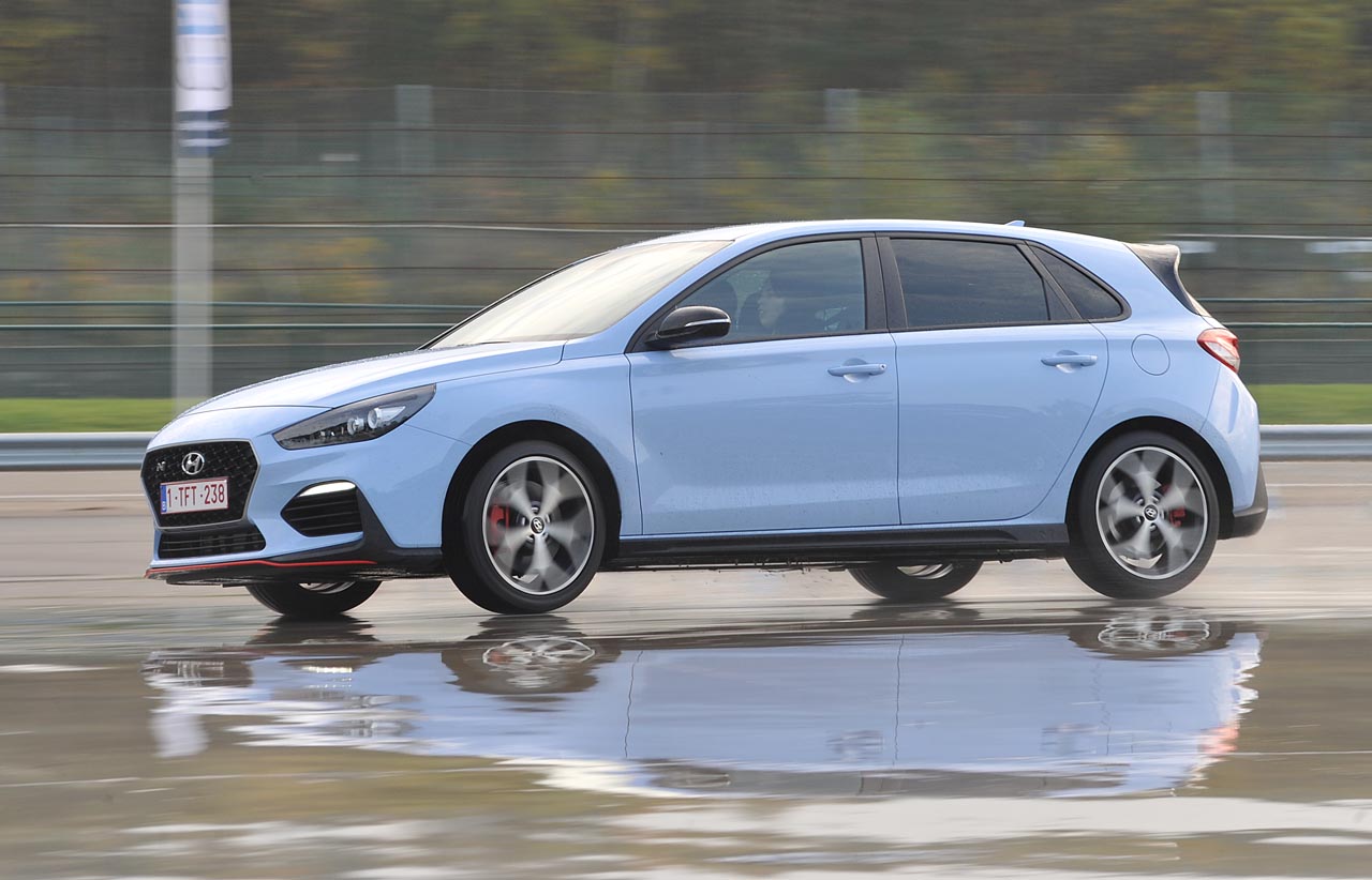 Hyundai betreedt het hot hatch segment met de nieuwe i30 N, een auto die meteen met de zware concurrentie mee kan komen.