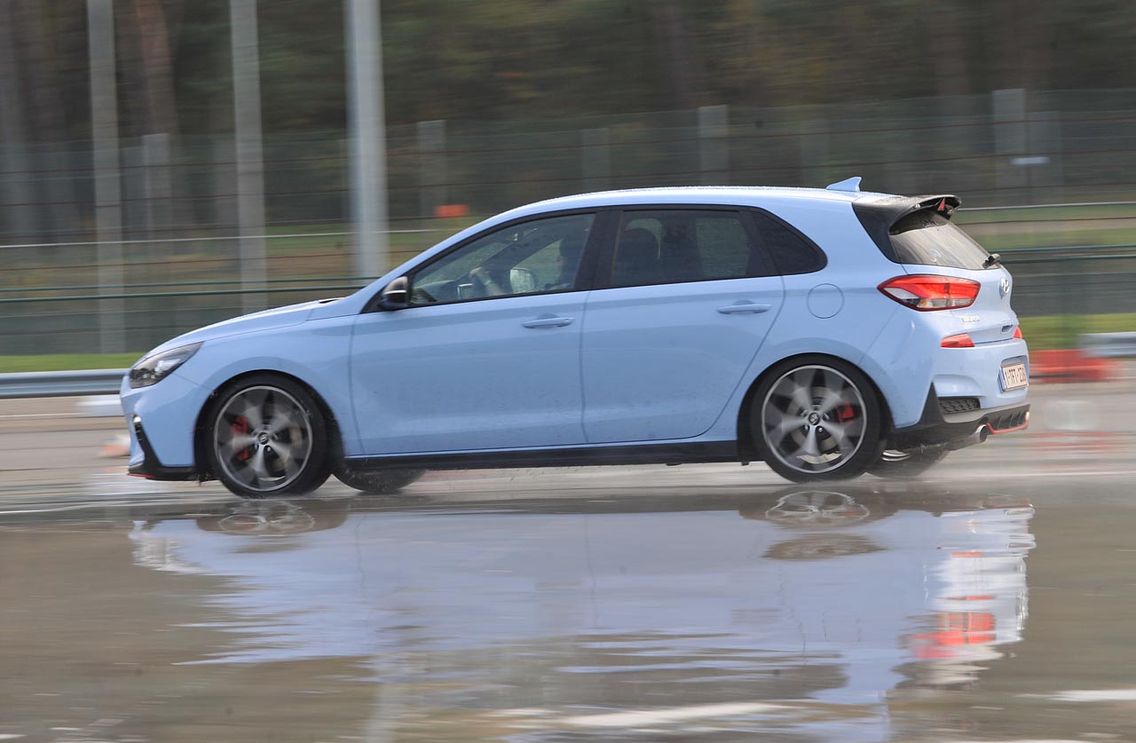 Hyundai betreedt het hot hatch segment met de nieuwe i30 N, een auto die meteen met de zware concurrentie mee kan komen.