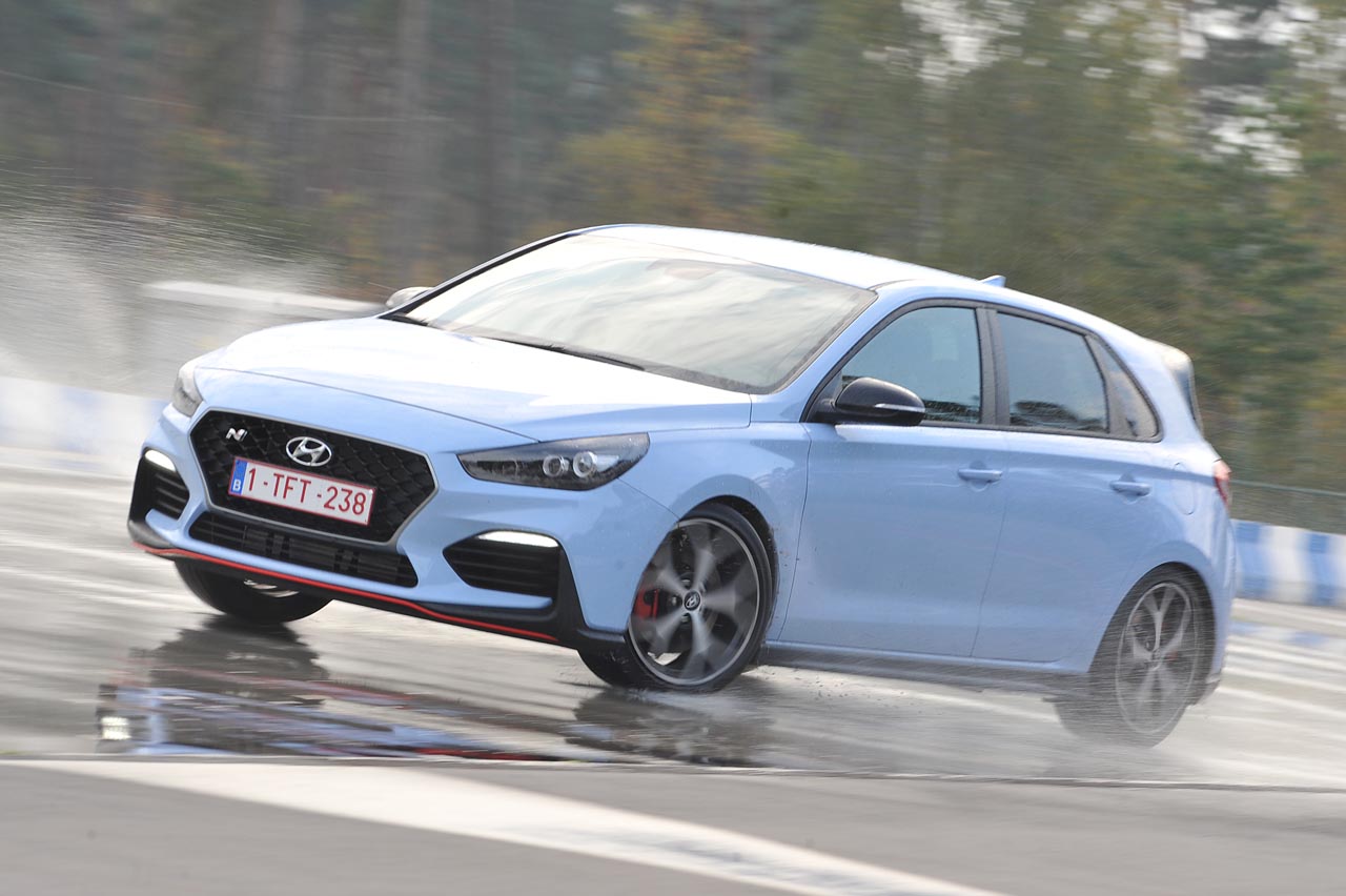 Hyundai betreedt het hot hatch segment met de nieuwe i30 N, een auto die meteen met de zware concurrentie mee kan komen.