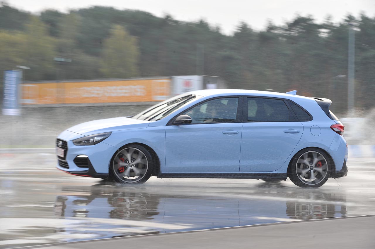Hyundai betreedt het hot hatch segment met de nieuwe i30 N, een auto die meteen met de zware concurrentie mee kan komen.