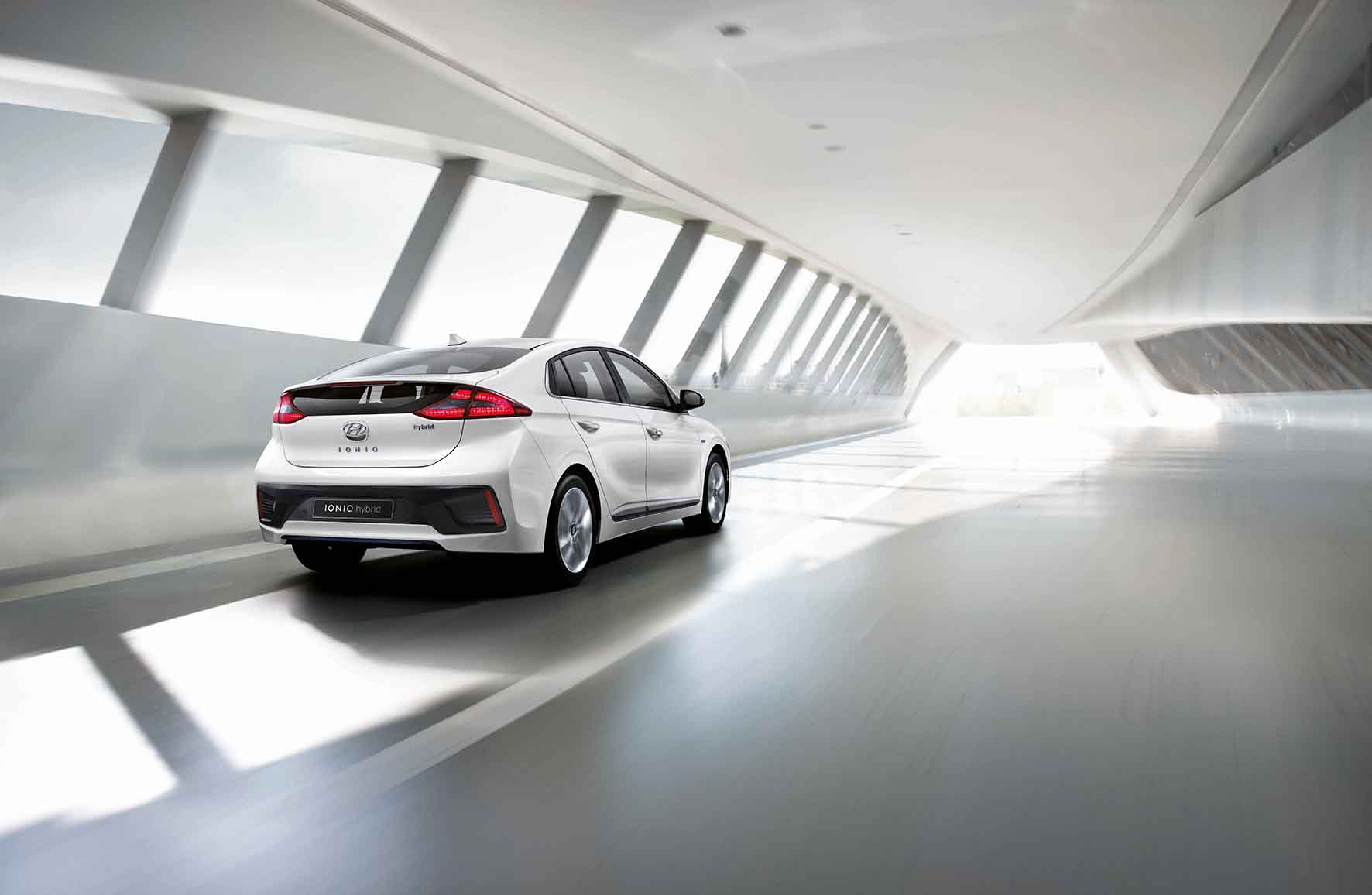 Eerste beelden en specificaties van Hyundai IONIQ. De nieuwe hybride komt ook als plug-in hybride op de markt met 1.6 GDI benzinemotor. In 2016 volgt ook de IONIQ EV als elektrische auto.