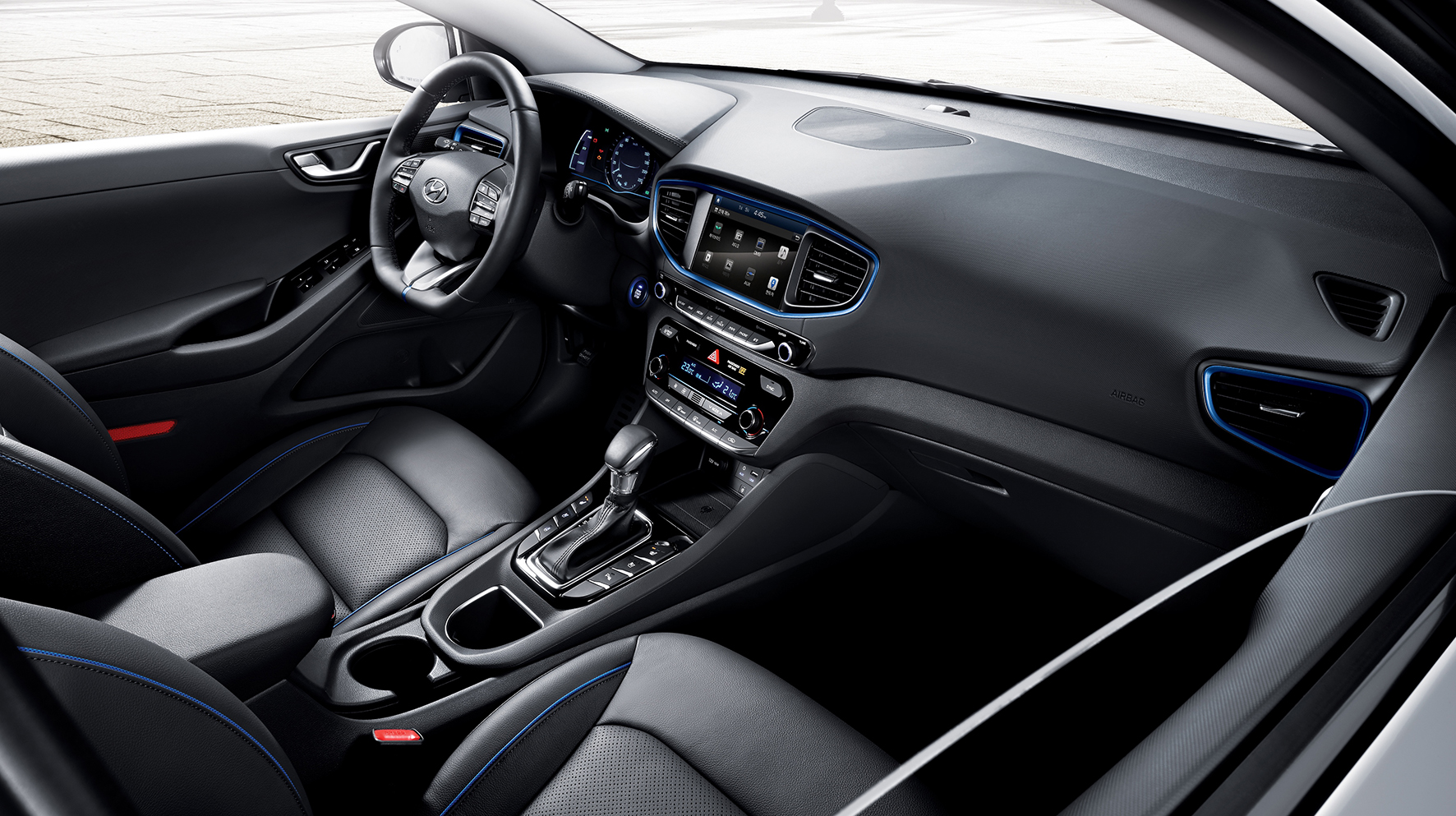 Eerste beelden en specificaties van Hyundai IONIQ. De nieuwe hybride komt ook als plug-in hybride op de markt met 1.6 GDI benzinemotor. In 2016 volgt ook de IONIQ EV als elektrische auto.