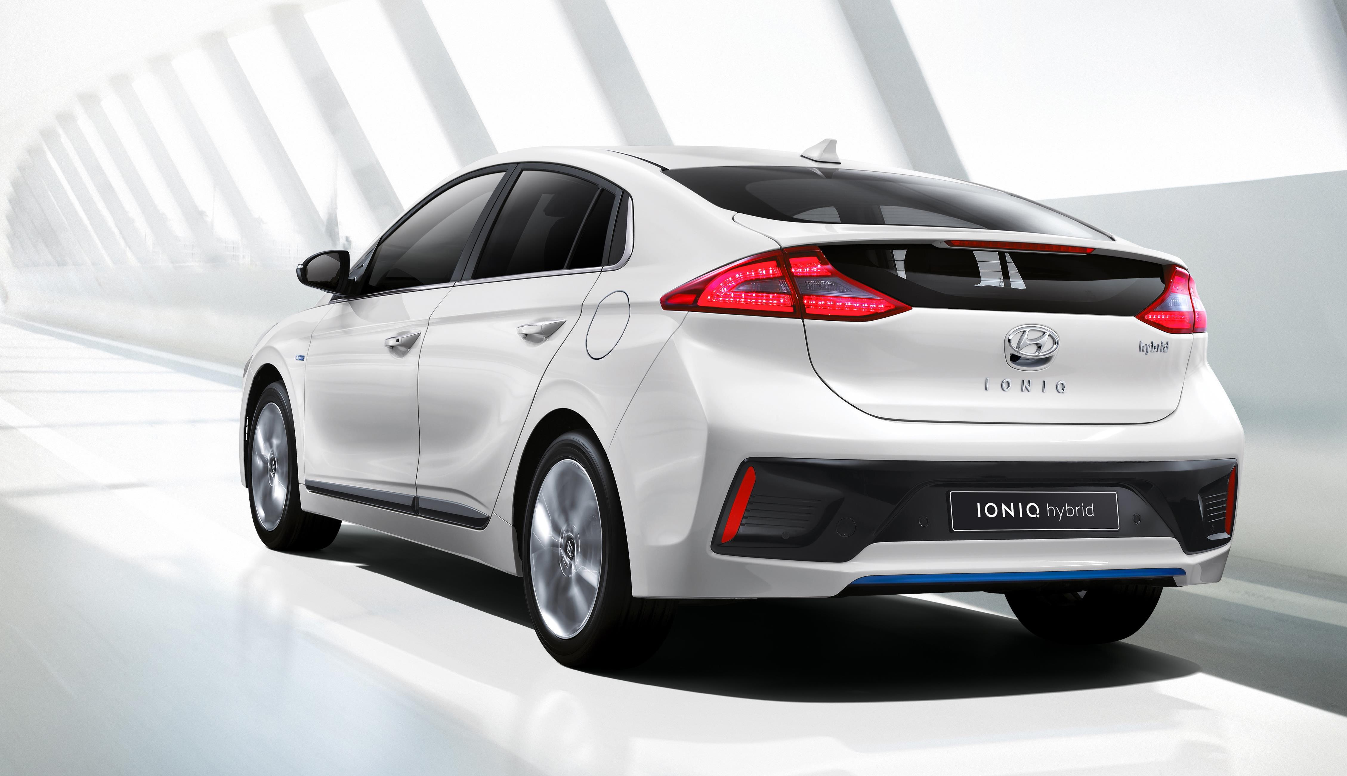 Eerste beelden en specificaties van Hyundai IONIQ. De nieuwe hybride komt ook als plug-in hybride op de markt met 1.6 GDI benzinemotor. In 2016 volgt ook de IONIQ EV als elektrische auto.