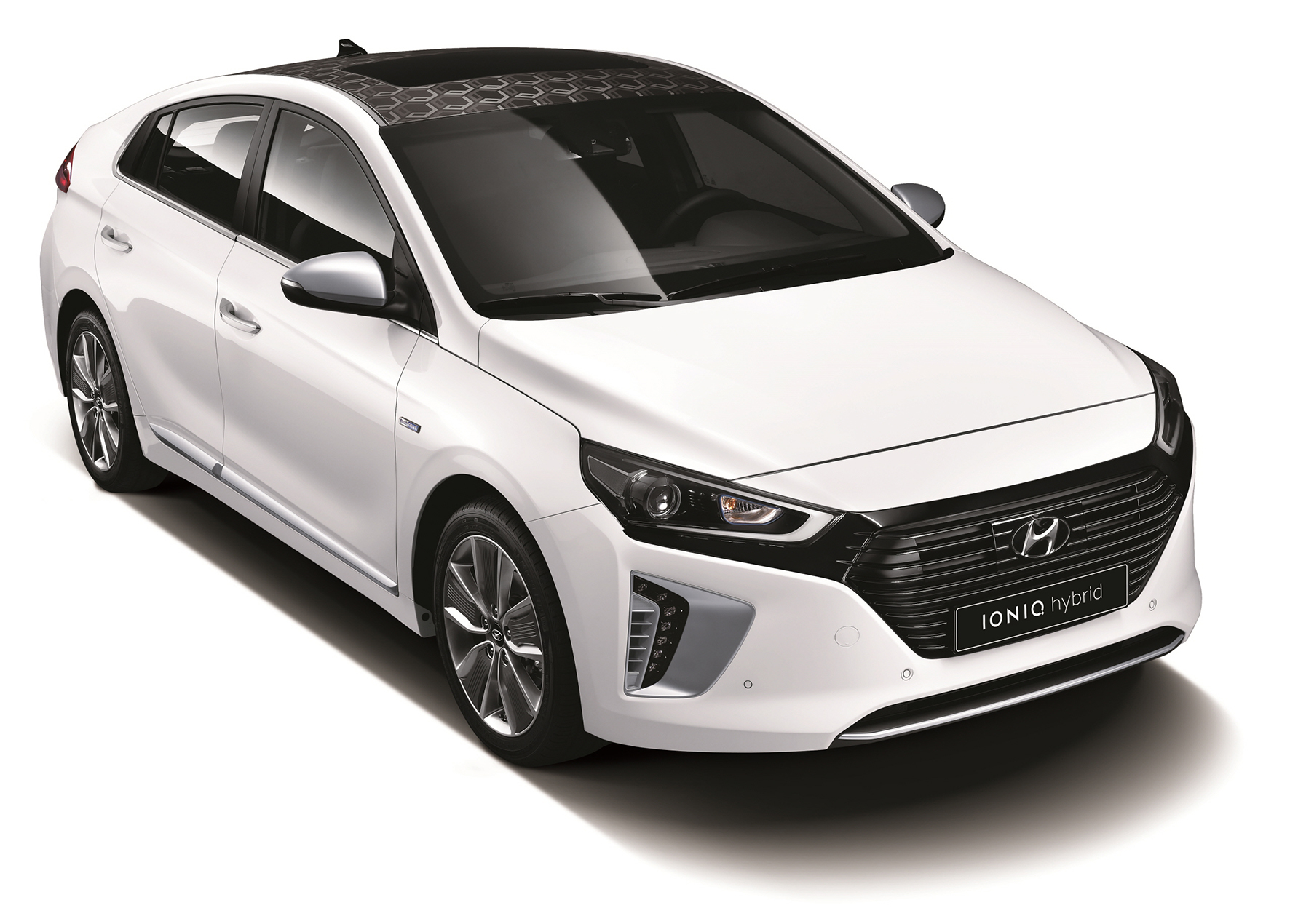 Eerste beelden en specificaties van Hyundai IONIQ. De nieuwe hybride komt ook als plug-in hybride op de markt met 1.6 GDI benzinemotor. In 2016 volgt ook de IONIQ EV als elektrische auto.