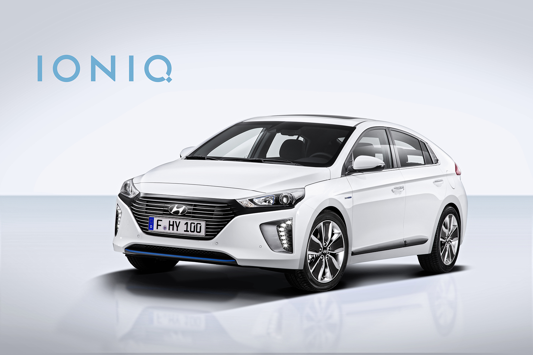 Eerste beelden en specificaties van Hyundai IONIQ. De nieuwe hybride komt ook als plug-in hybride op de markt met 1.6 GDI benzinemotor. In 2016 volgt ook de IONIQ EV als elektrische auto.