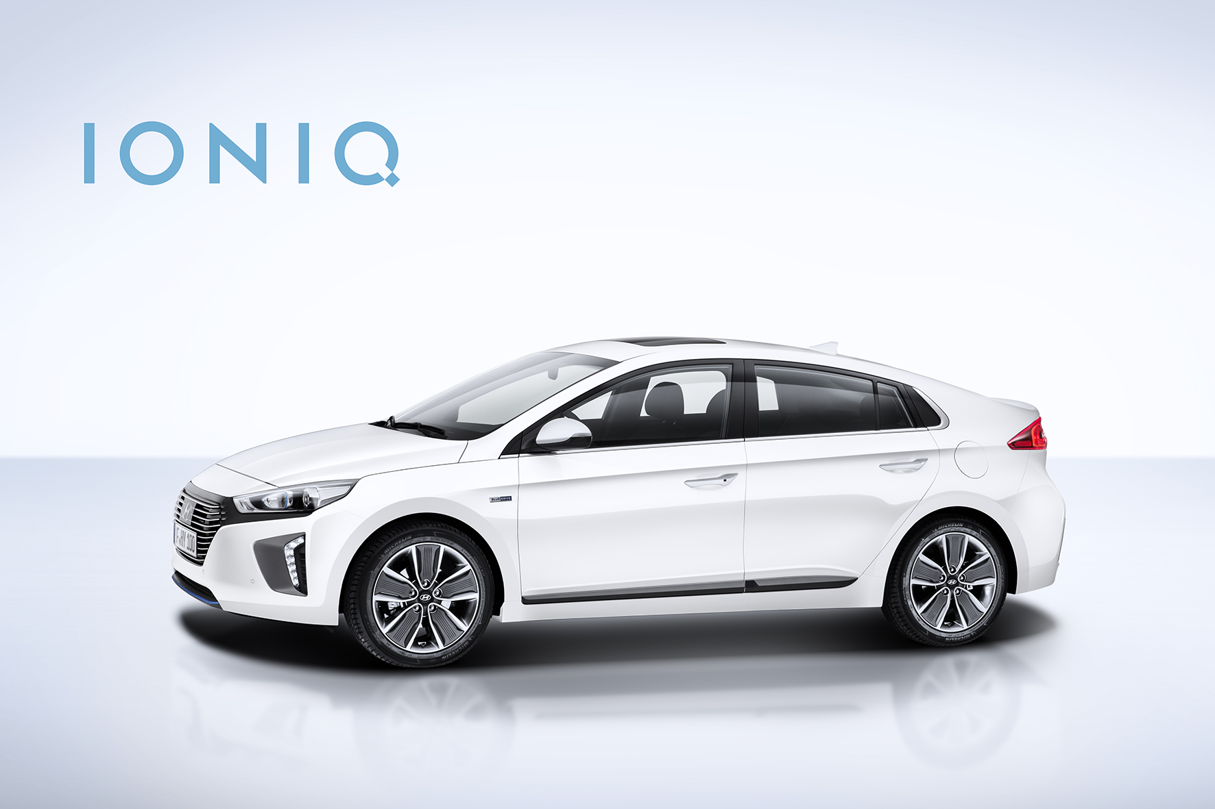 Eerste beelden en specificaties van Hyundai IONIQ. De nieuwe hybride komt ook als plug-in hybride op de markt met 1.6 GDI benzinemotor. In 2016 volgt ook de IONIQ EV als elektrische auto.