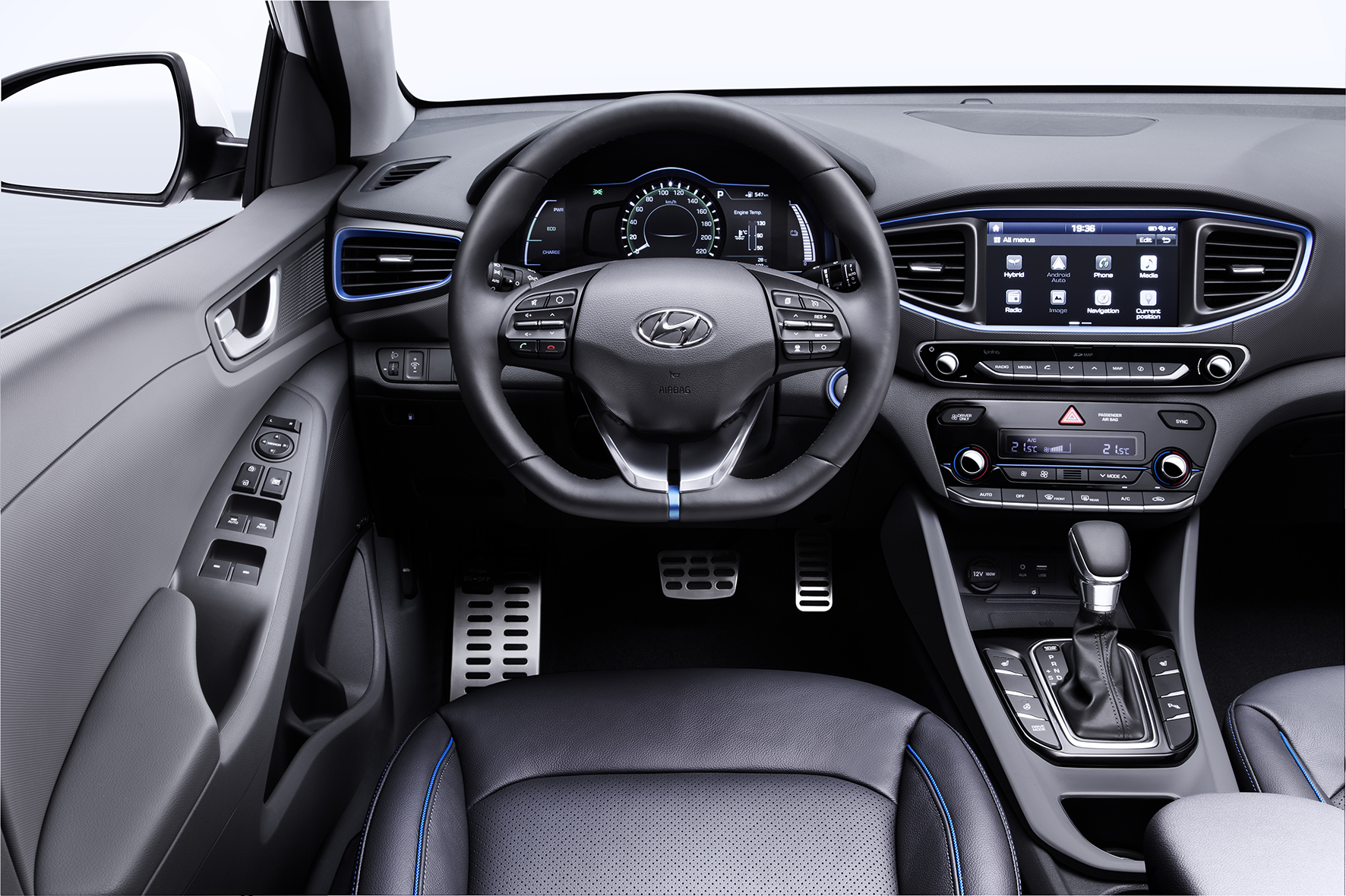 Eerste beelden en specificaties van Hyundai IONIQ. De nieuwe hybride komt ook als plug-in hybride op de markt met 1.6 GDI benzinemotor. In 2016 volgt ook de IONIQ EV als elektrische auto.