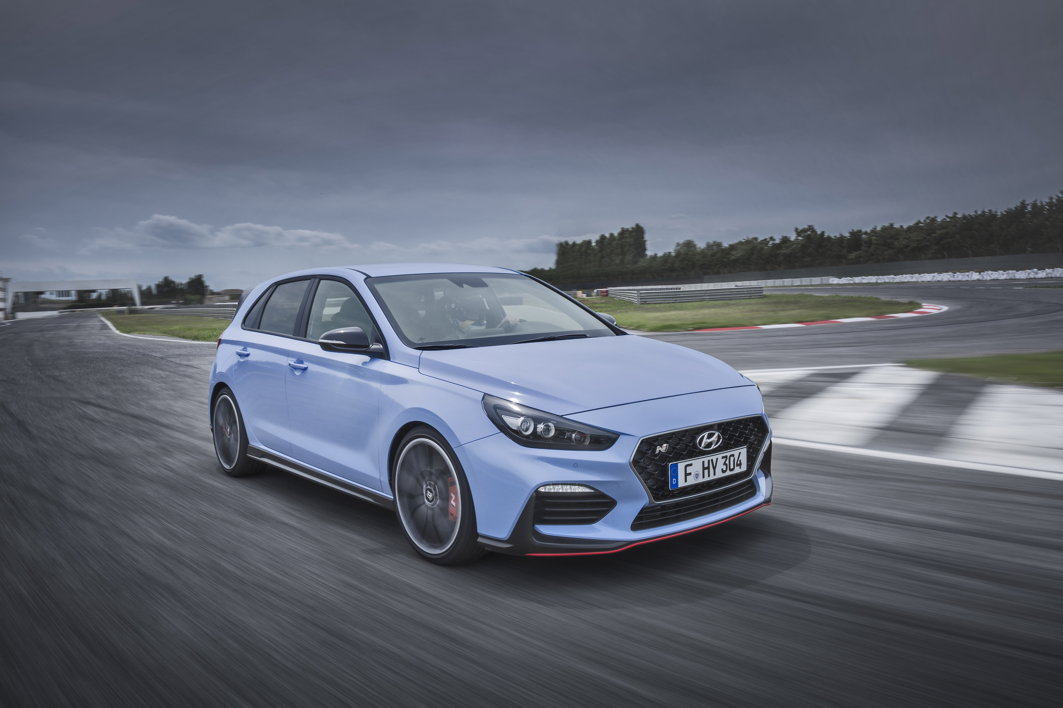Hyundai gaat de snelle i30 N vanaf 39.995 euro verkopen. Levering start eind dit jaar.