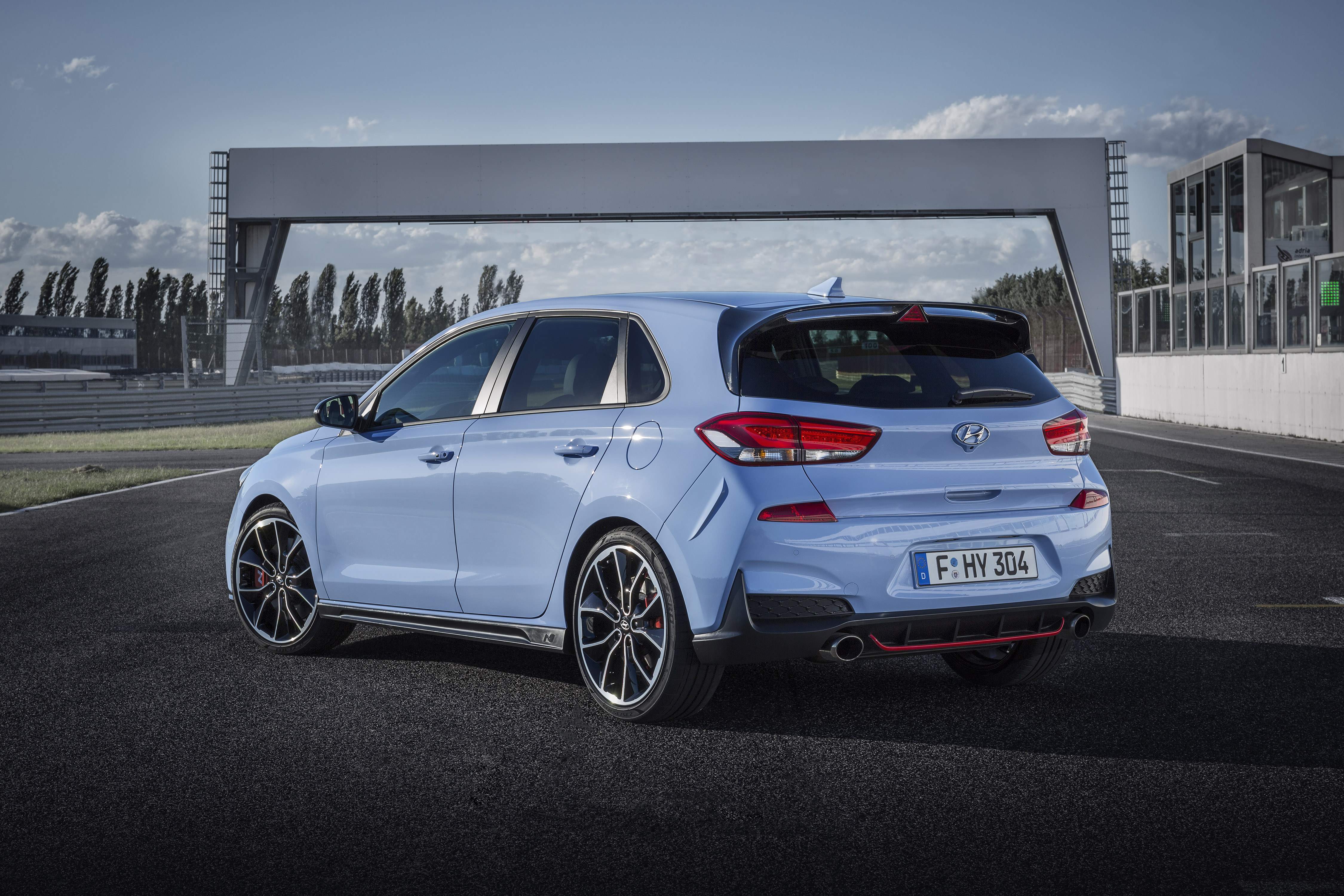 Hyundai gaat de snelle i30 N vanaf 39.995 euro verkopen. Levering start eind dit jaar.