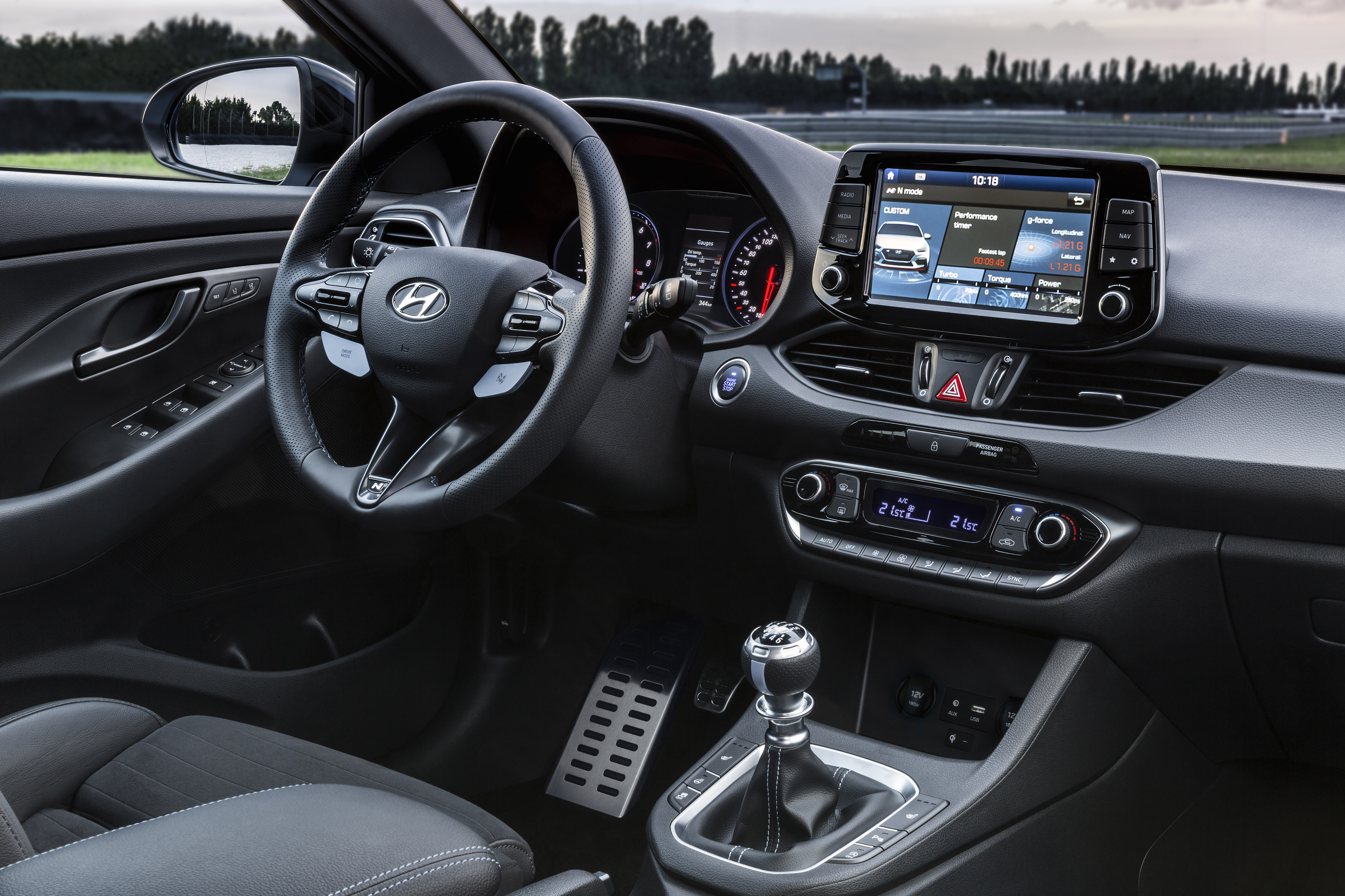 Hyundai gaat de snelle i30 N vanaf 39.995 euro verkopen. Levering start eind dit jaar.