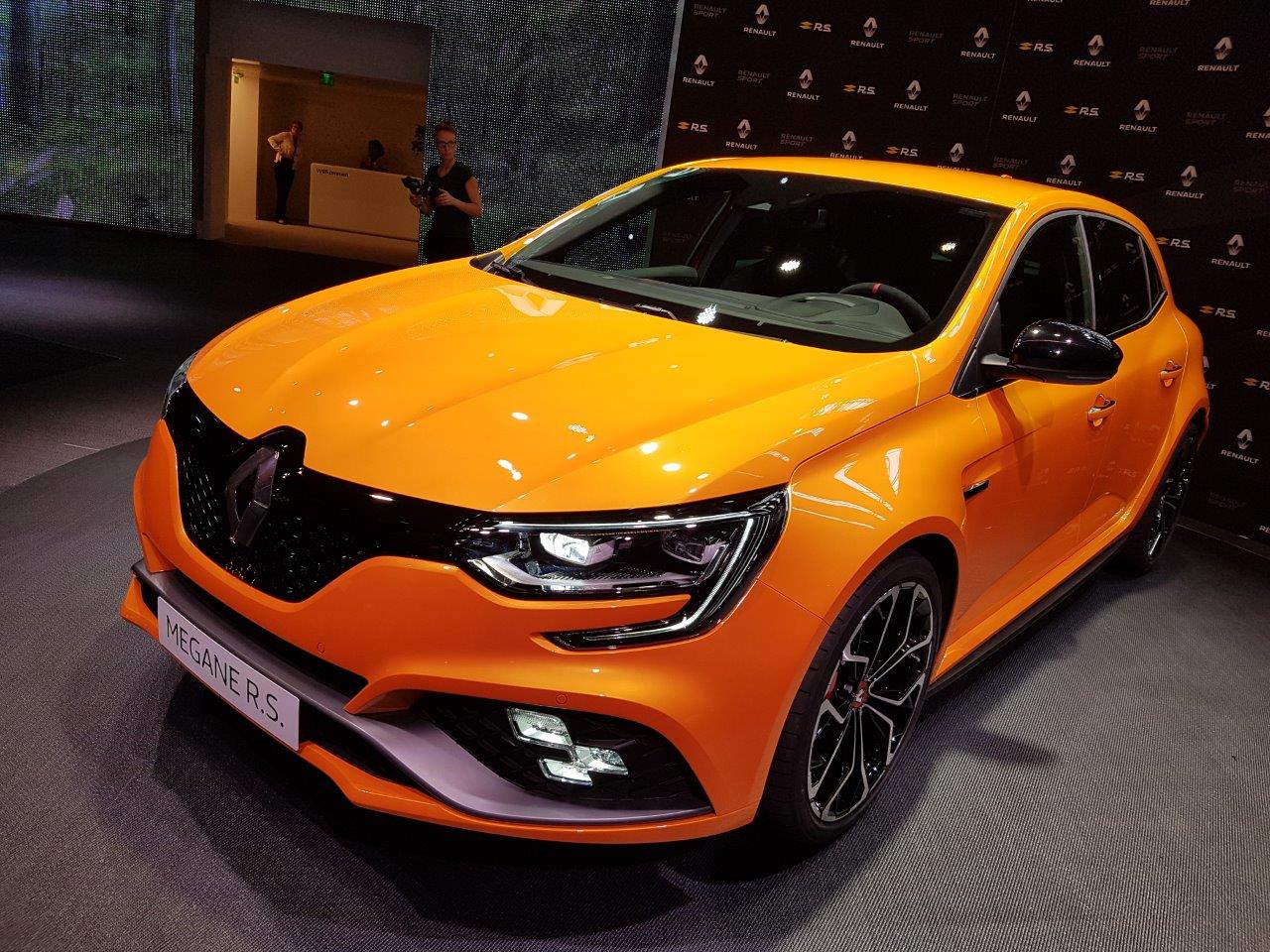 De IAA in Frankfurt barst uit z'n voegen van de primeurs. Een dag lang halen automerken auto's onder doeken vandaag. Vanaf eind deze week mag het publiek ervan genieten, een dikke week lang.