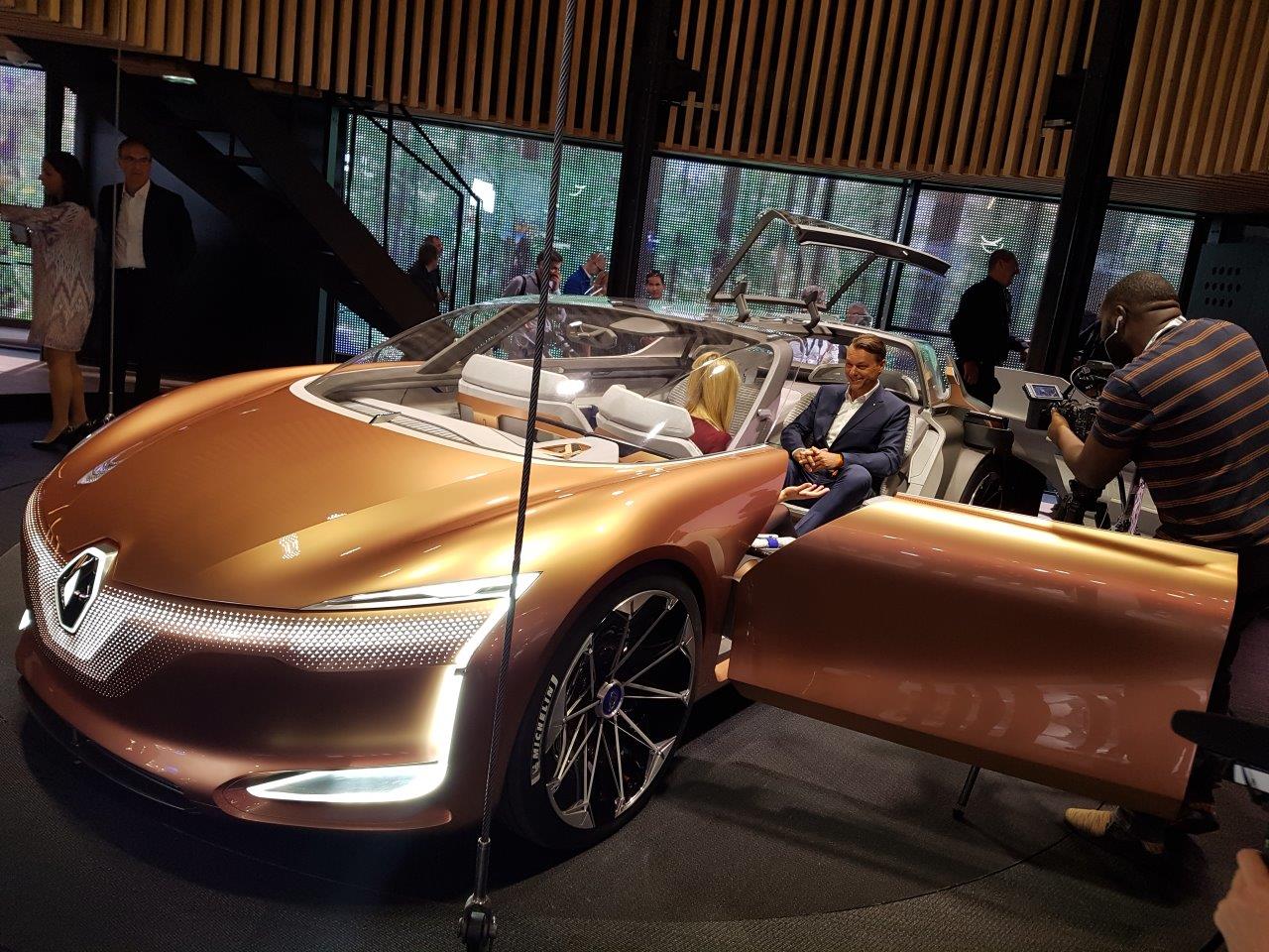 De IAA in Frankfurt barst uit z'n voegen van de primeurs. Een dag lang halen automerken auto's onder doeken vandaag. Vanaf eind deze week mag het publiek ervan genieten, een dikke week lang.