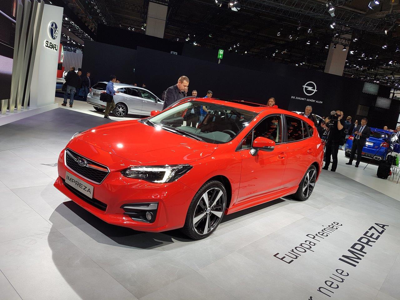 De IAA in Frankfurt barst uit z'n voegen van de primeurs. Een dag lang halen automerken auto's onder doeken vandaag. Vanaf eind deze week mag het publiek ervan genieten, een dikke week lang.