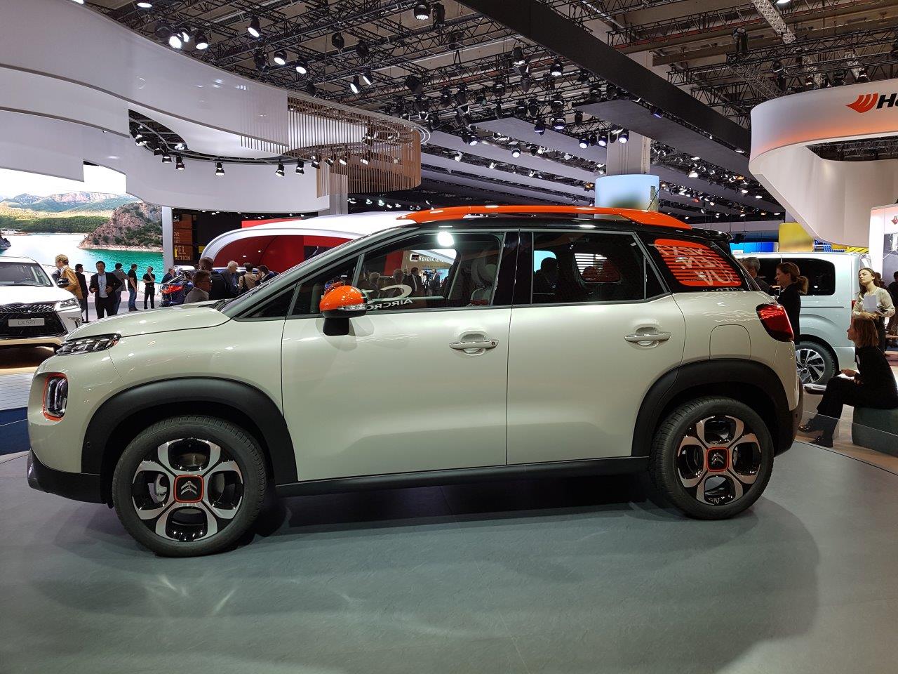 De IAA in Frankfurt barst uit z'n voegen van de primeurs. Een dag lang halen automerken auto's onder doeken vandaag. Vanaf eind deze week mag het publiek ervan genieten, een dikke week lang.