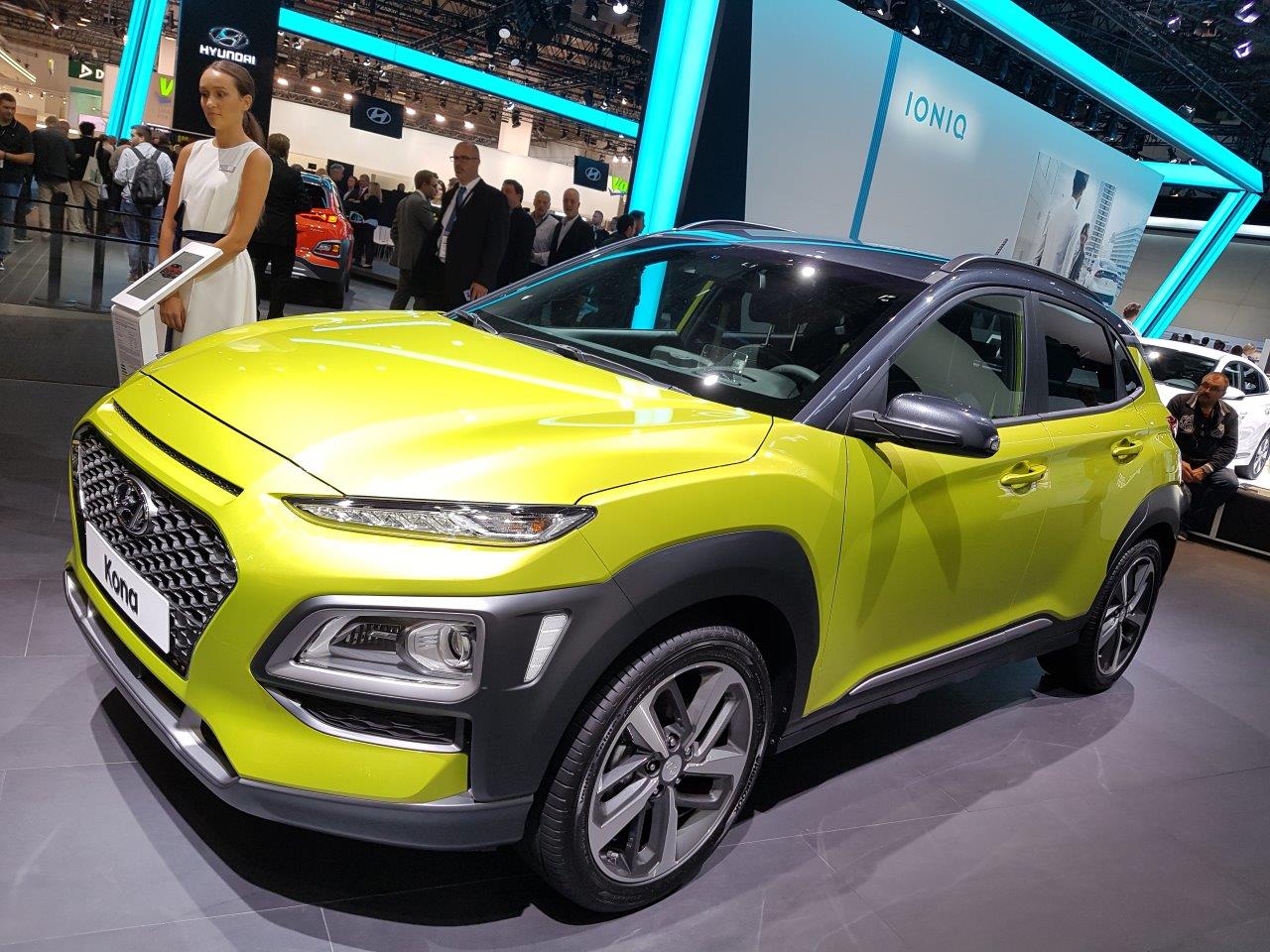 De IAA in Frankfurt barst uit z'n voegen van de primeurs. Een dag lang halen automerken auto's onder doeken vandaag. Vanaf eind deze week mag het publiek ervan genieten, een dikke week lang.