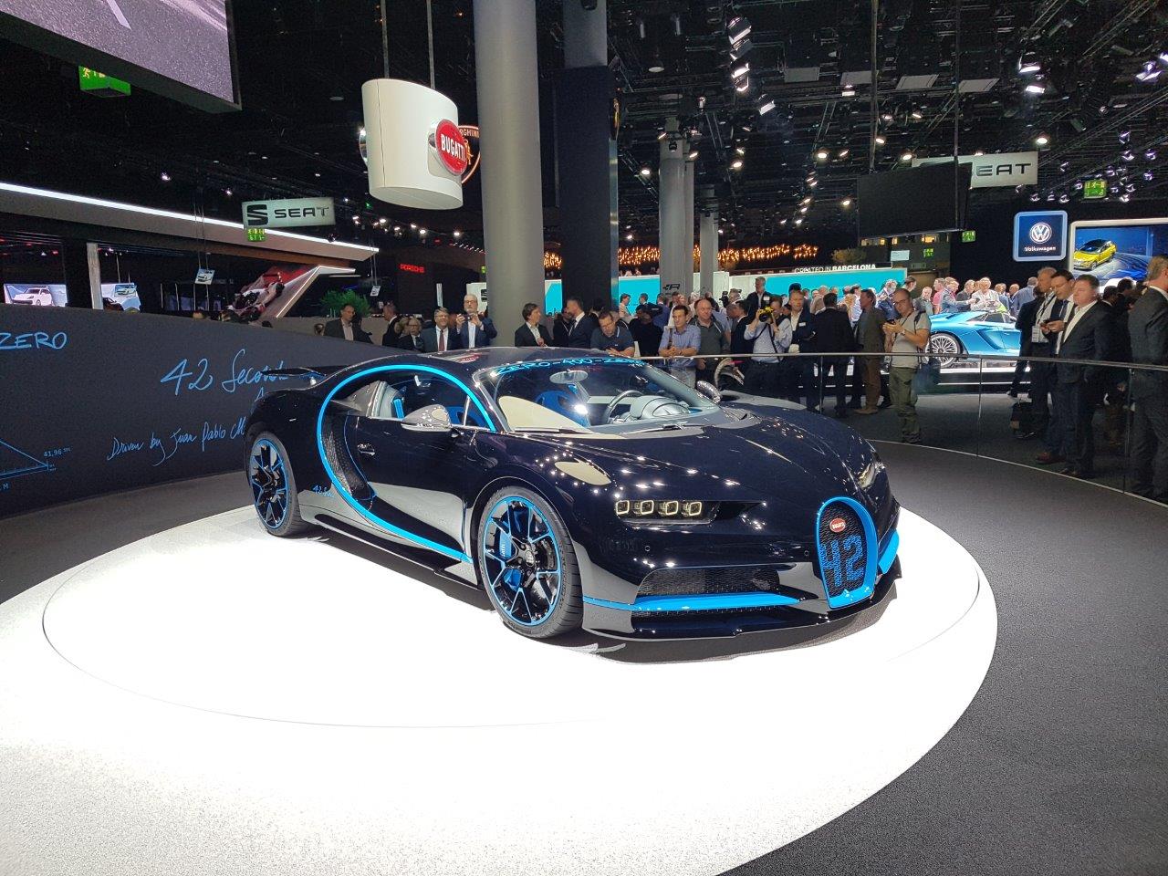 De IAA in Frankfurt barst uit z'n voegen van de primeurs. Een dag lang halen automerken auto's onder doeken vandaag. Vanaf eind deze week mag het publiek ervan genieten, een dikke week lang.
