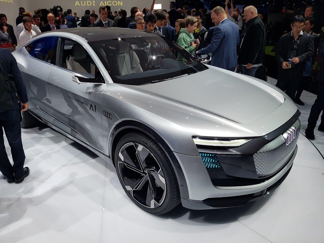 De IAA in Frankfurt barst uit z'n voegen van de primeurs. Een dag lang halen automerken auto's onder doeken vandaag. Vanaf eind deze week mag het publiek ervan genieten, een dikke week lang.