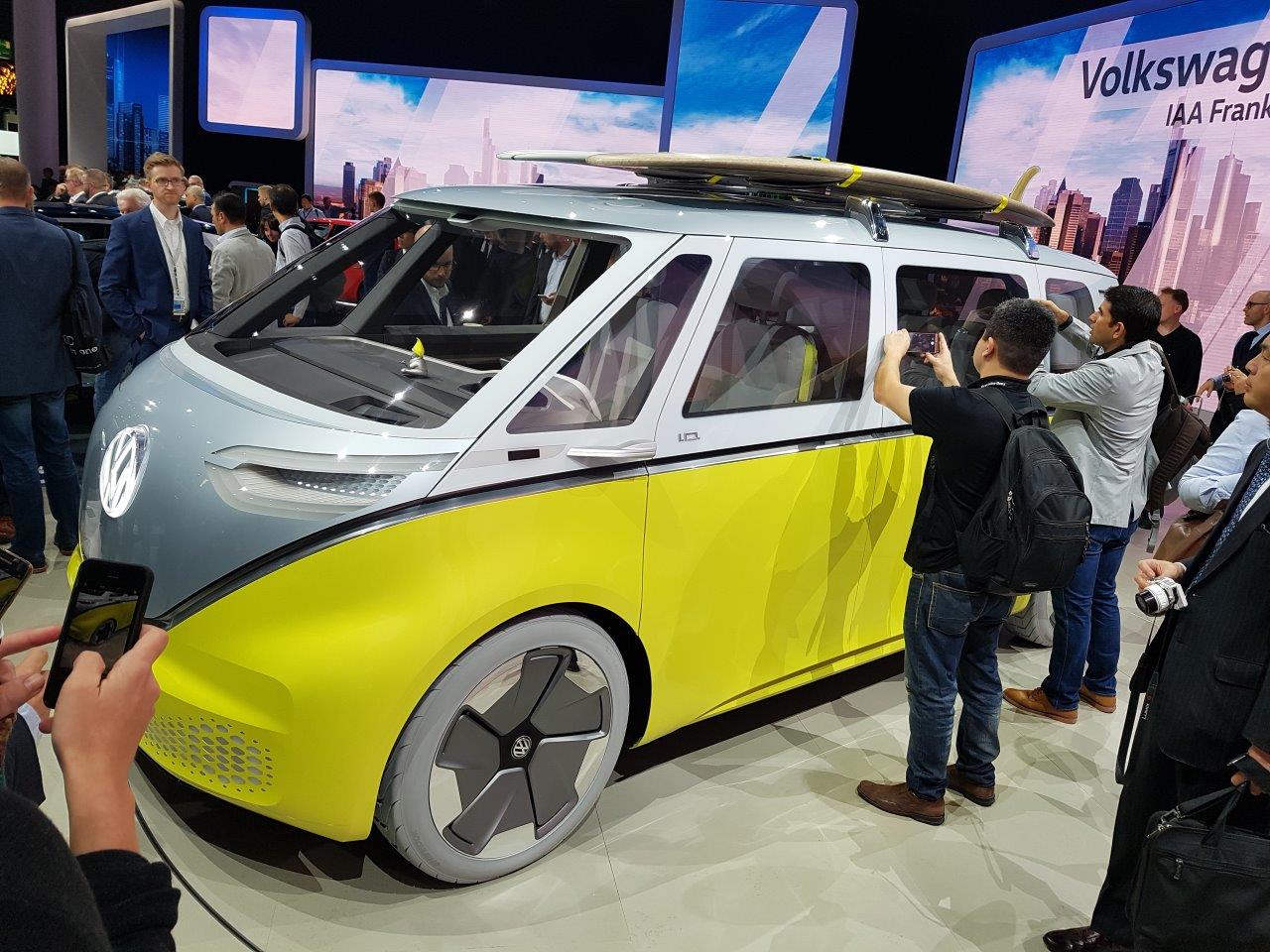 De IAA in Frankfurt barst uit z'n voegen van de primeurs. Een dag lang halen automerken auto's onder doeken vandaag. Vanaf eind deze week mag het publiek ervan genieten, een dikke week lang.