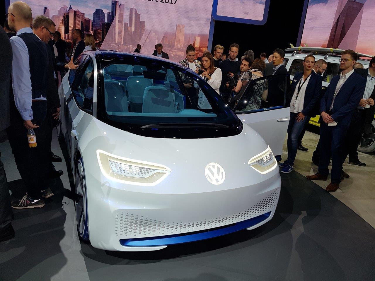De IAA in Frankfurt barst uit z'n voegen van de primeurs. Een dag lang halen automerken auto's onder doeken vandaag. Vanaf eind deze week mag het publiek ervan genieten, een dikke week lang.